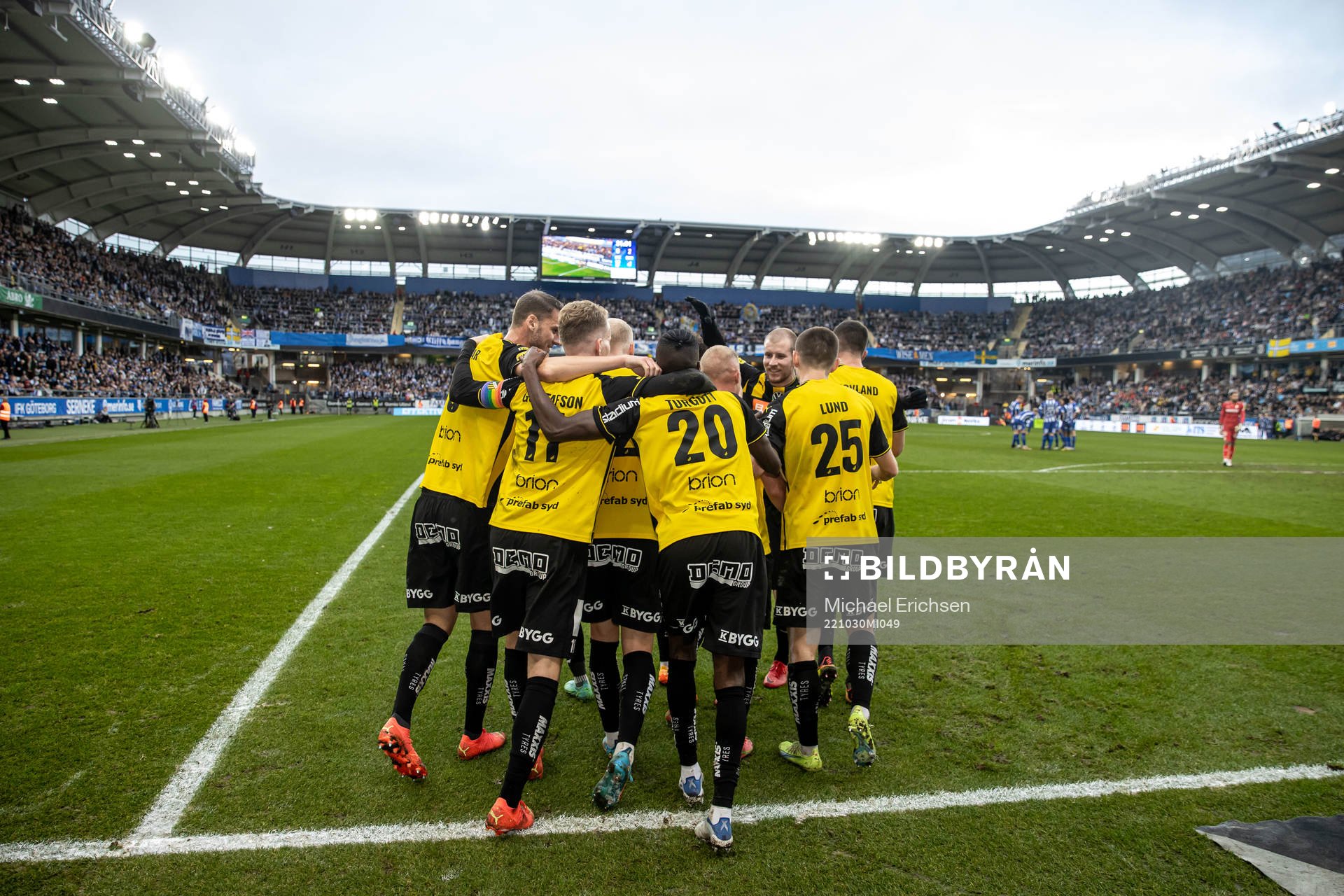 Häckens Mikkel Rygaard Jensen jublar med lagkamrater