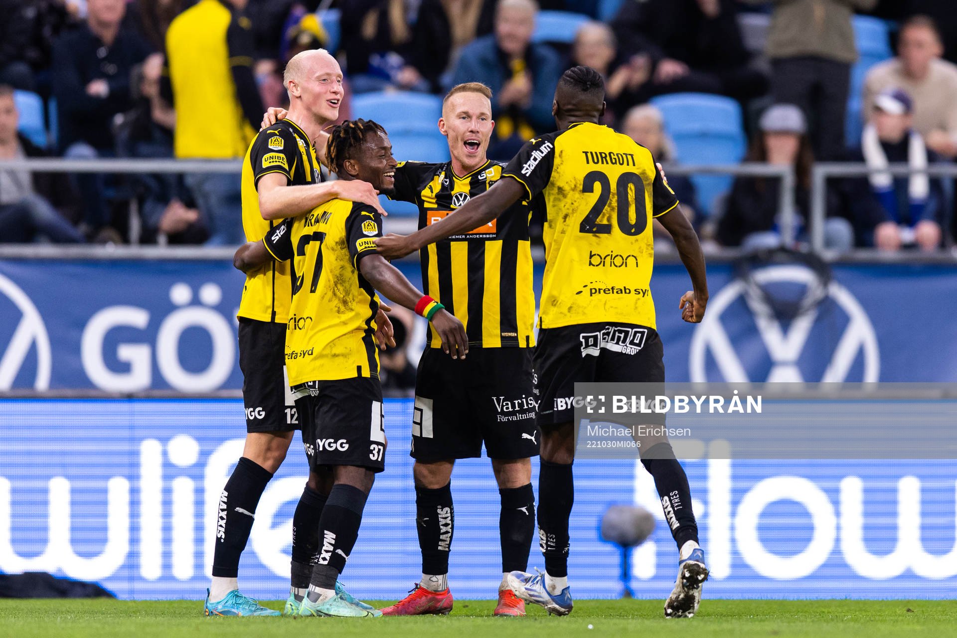 Häckens Mikkel Rygaard Jensen jublar med lagkamrater