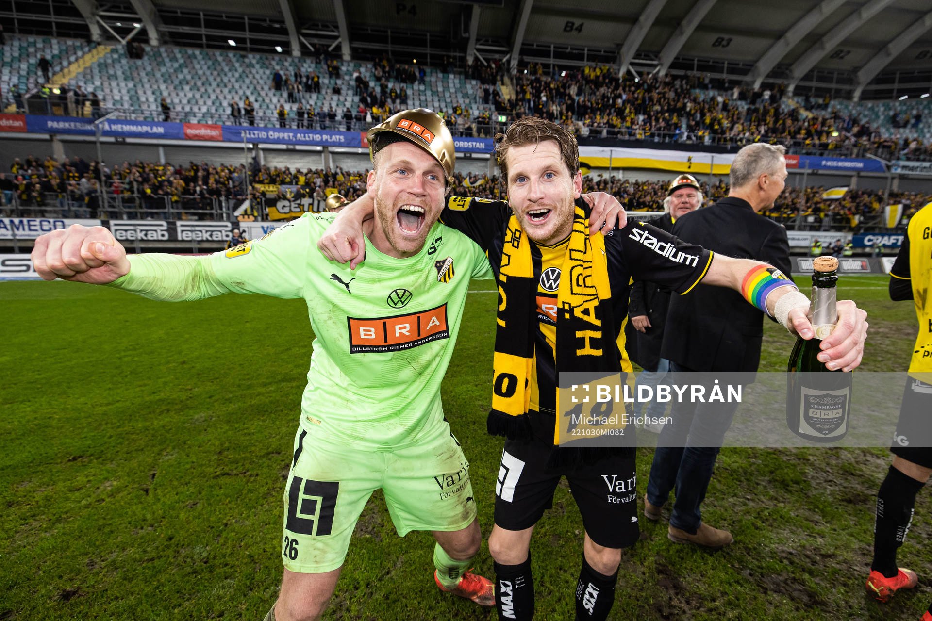 Häcken målvakt Peter Abrahamsson och Erik Friberg jublar