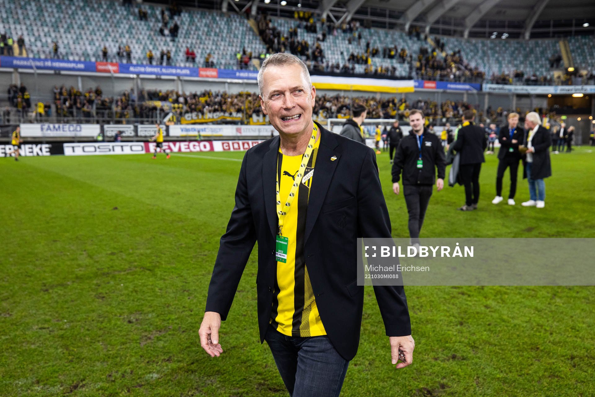 Häckens tidigare sportchef Sonny Karlsson jublar över SM-guldet efter fotbollsmatchen i Allsvenskan mellan IFK Göteborg och Häcken den 30 oktober 2022 i Göteborg.