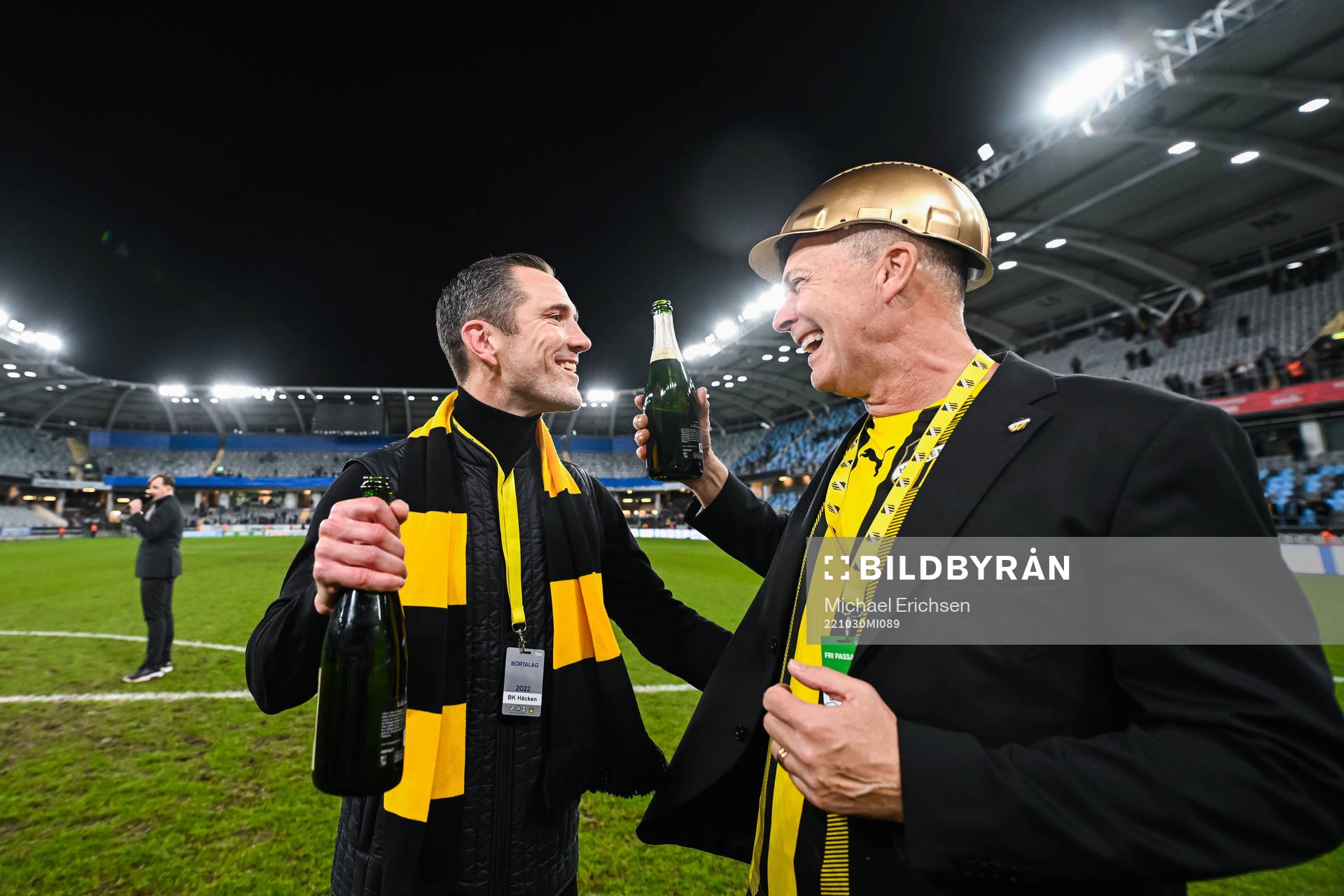 Häckens tidigare sportchef Sonny Karlsson och sportchef Martin Ericsson jublar över SM-guldet efter fotbollsmatchen i Allsvenskan mellan IFK Göteborg och Häcken den 30 oktober 2022 i Göteborg.