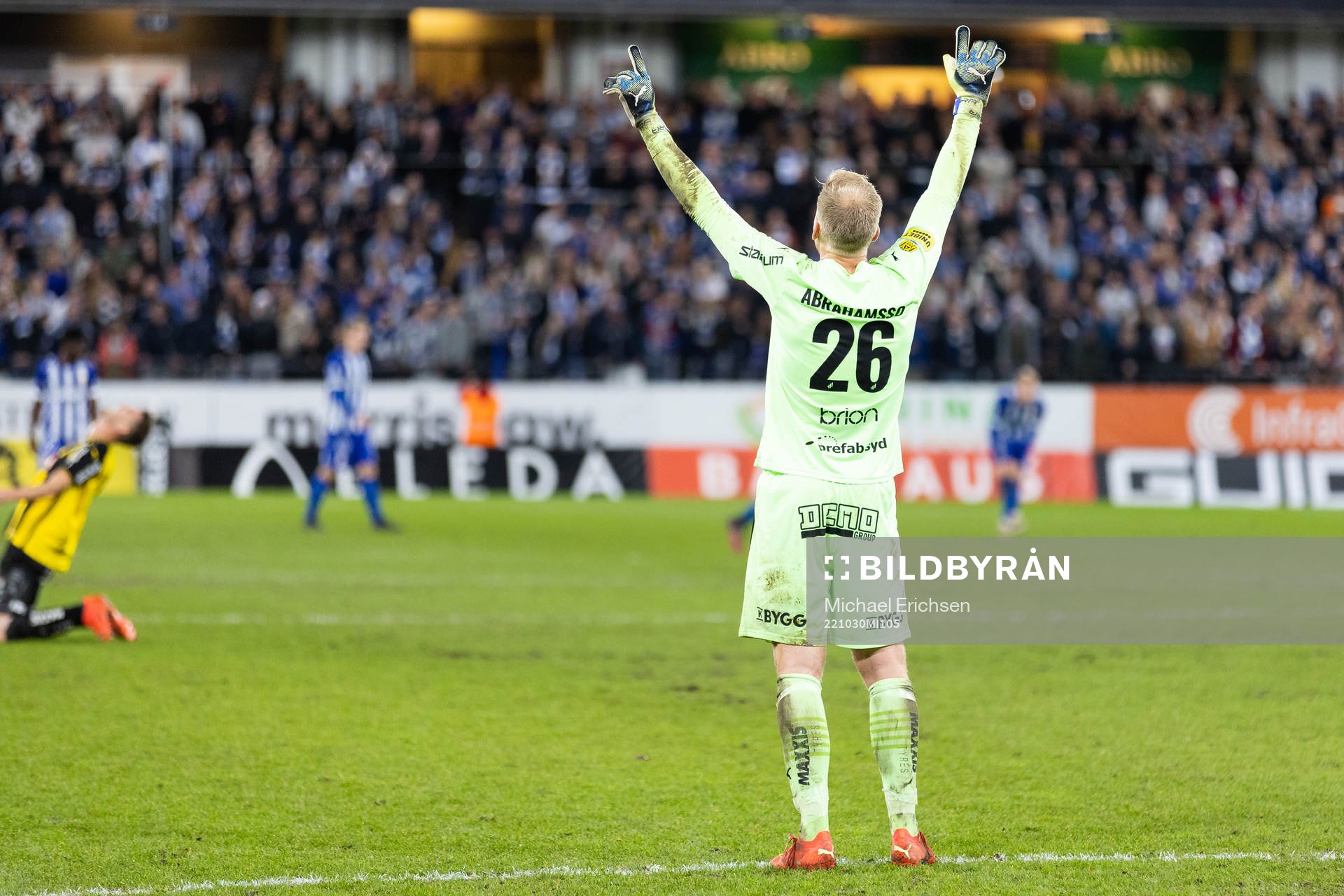 Häckens målvakt Peter Abrahamsson jublar
