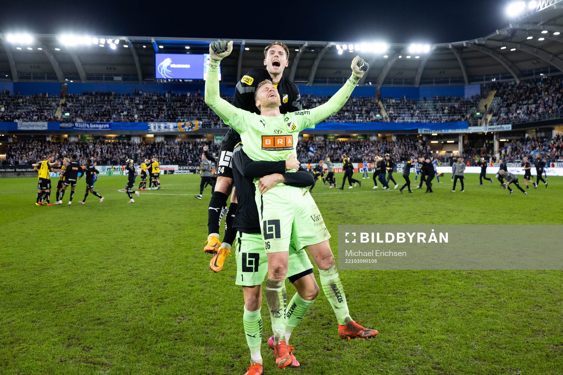 Häckens Lars Olden Larsen och målvakt Peter Abrahamsson