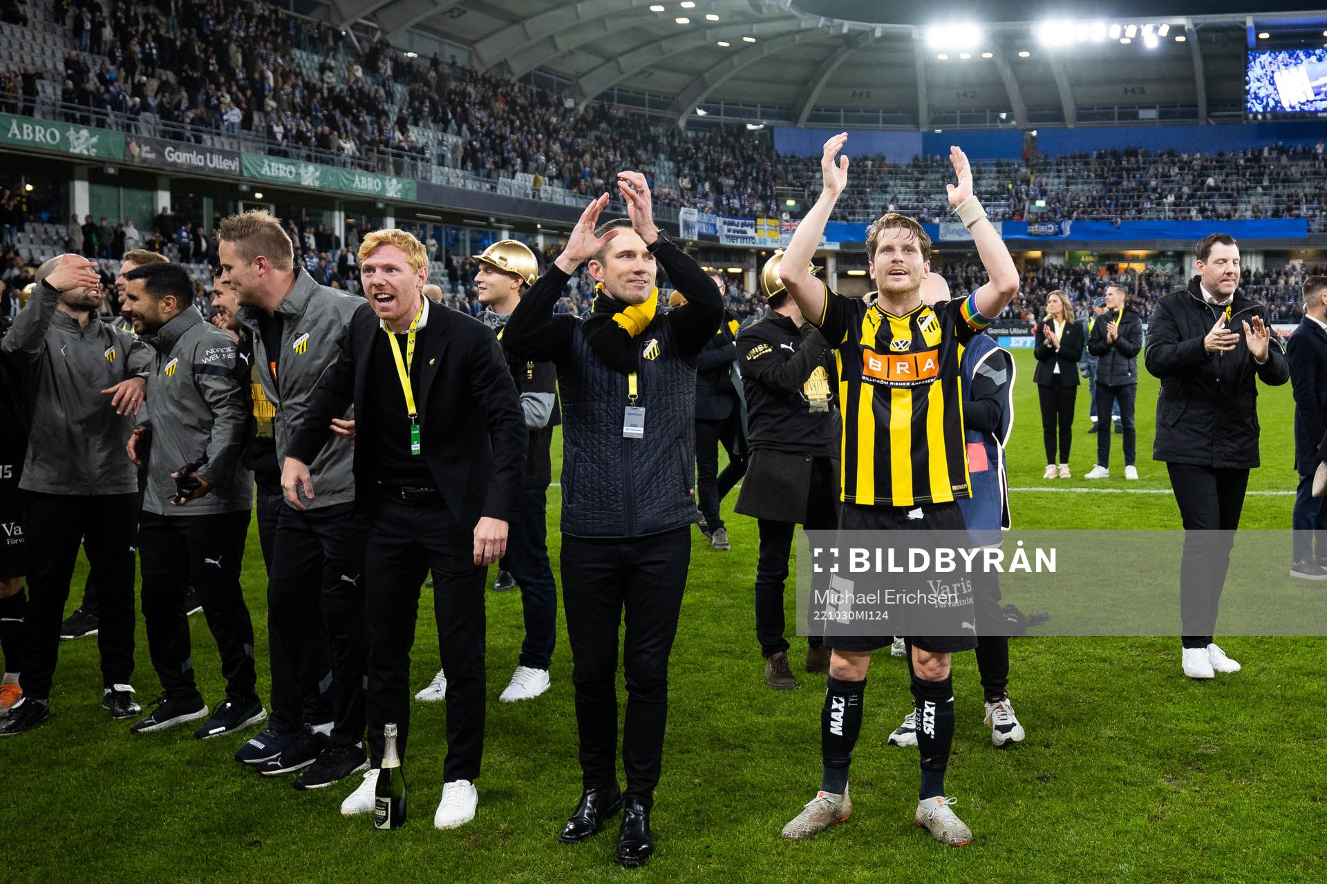 Häckens sportchef Martin Ericsson och Erik Friberg jublar efter fotbollsmatchen i Allsvenskan mellan IFK Göteborg och Häcken den 30 oktober 2022 i Göteborg.