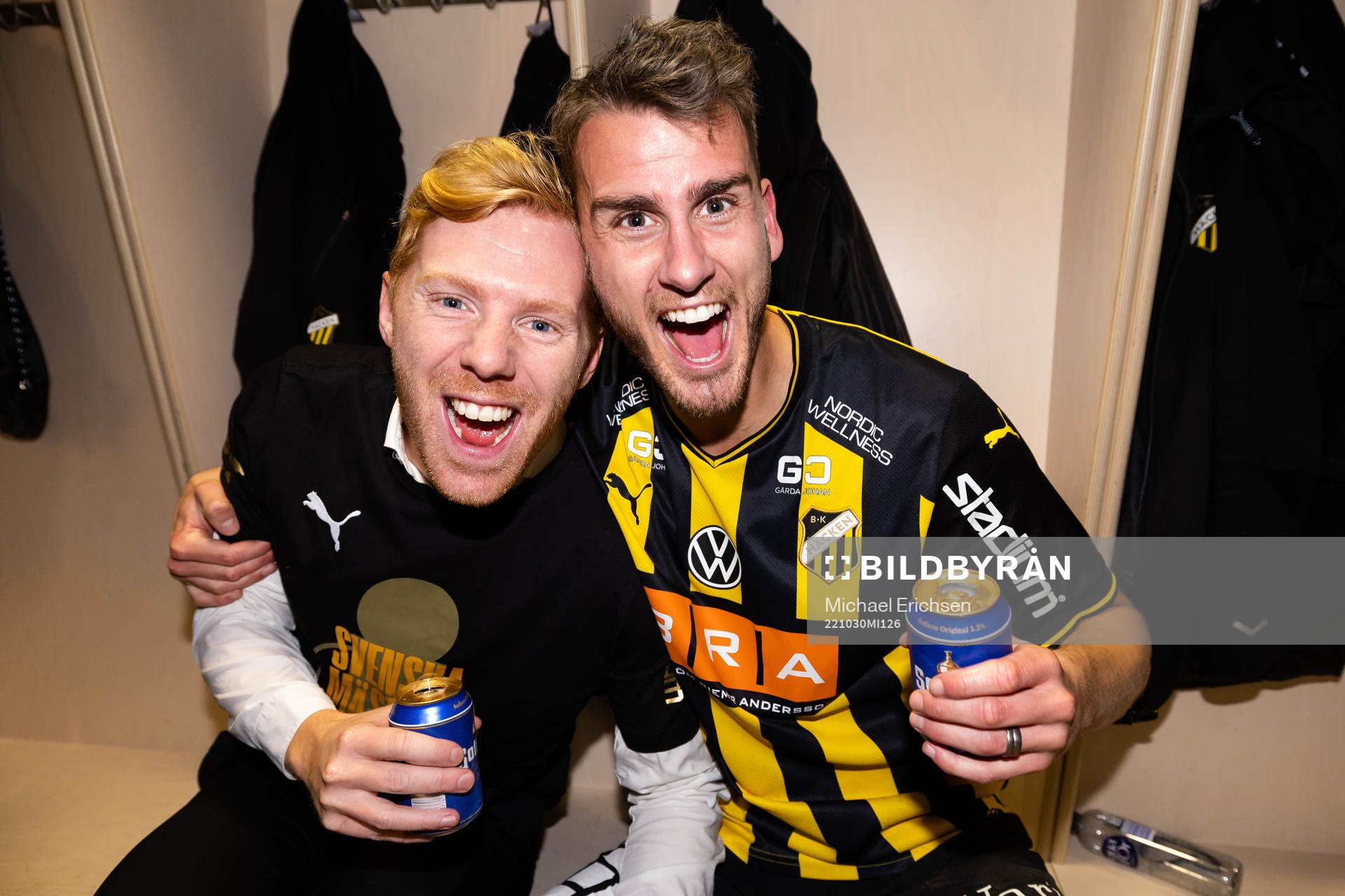 Häckens chefsscout Hampus Andersson och Johan Hammar jublar