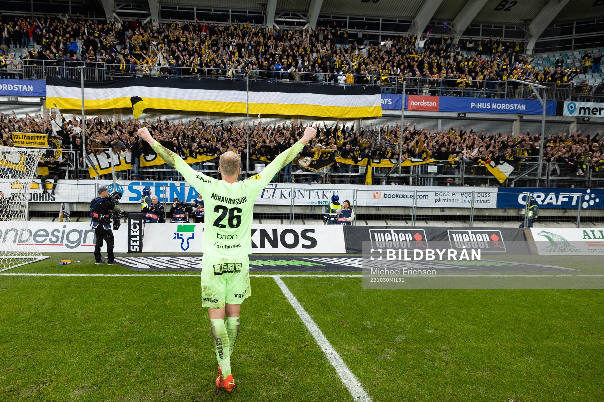 Häckens målvakt Peter Abrahamsson jublar