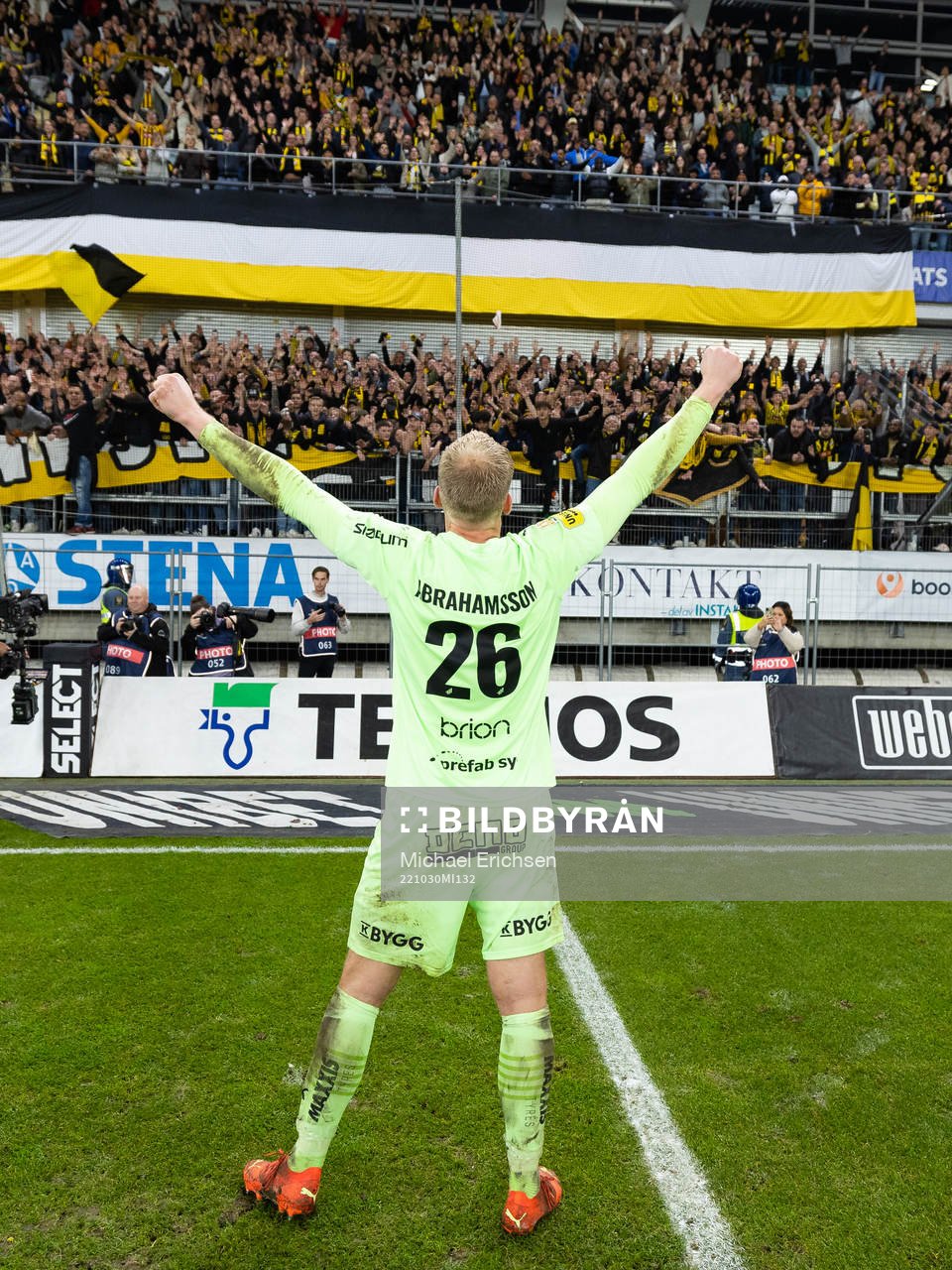 Häckens målvakt Peter Abrahamsson jublar