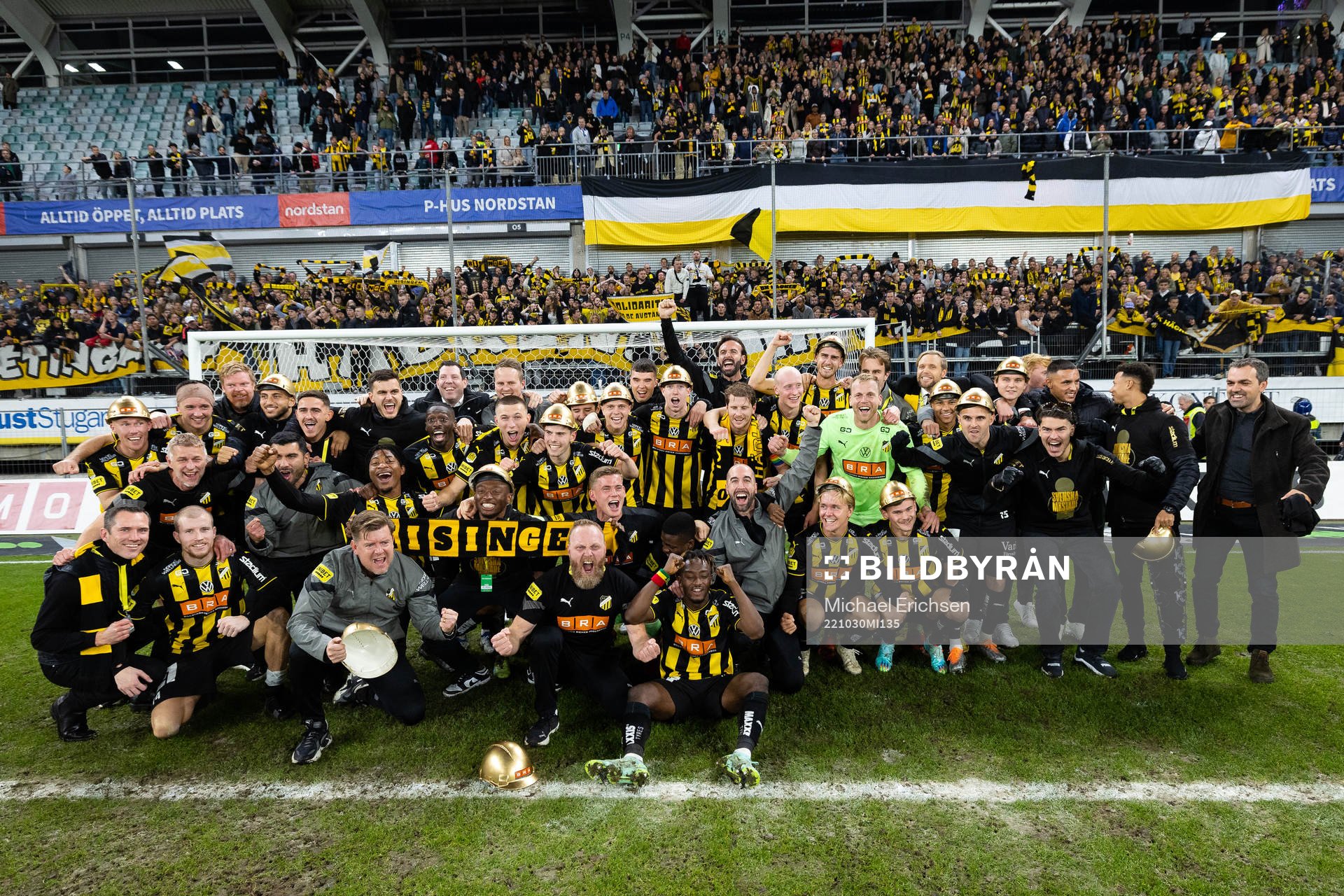 Häckens spelare och ledare jublar efter fotbollsmatchen i Allsvenskan mellan IFK Göteborg och Häcken den 30 oktober 2022 i Göteborg. 