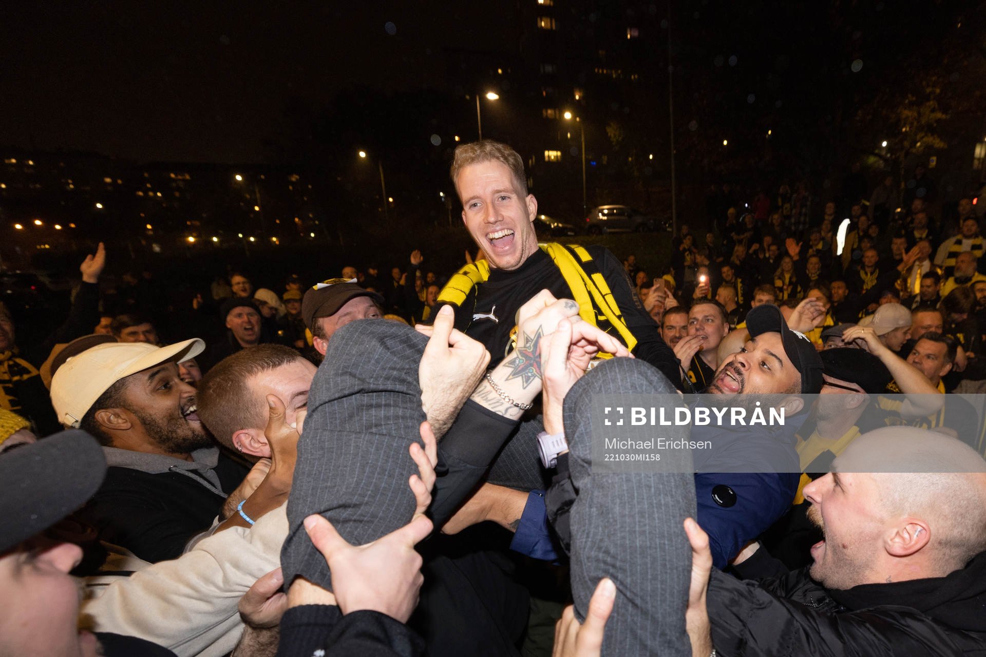 Häckenfans firar SM-guldet med Samuel Gustafson