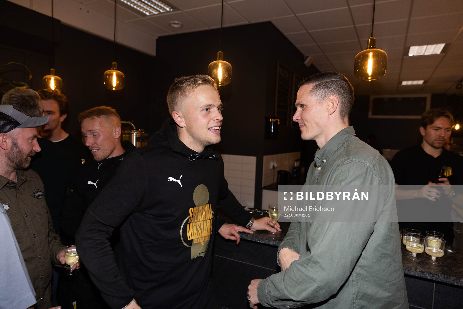 Häckens Tomas Olai Totland och sportkoordinator Jon