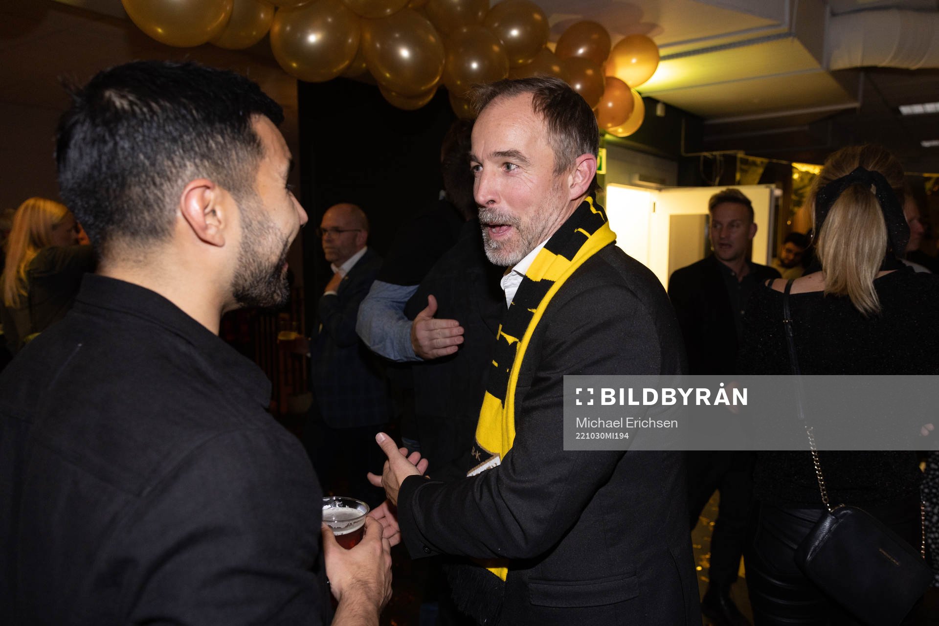 Häckens fotbollsansvarig dam elit Christian Lundström under guldfirandet efter vinsten i Allsvenskan i fotboll den 30 oktober 2022 i Göteborg.