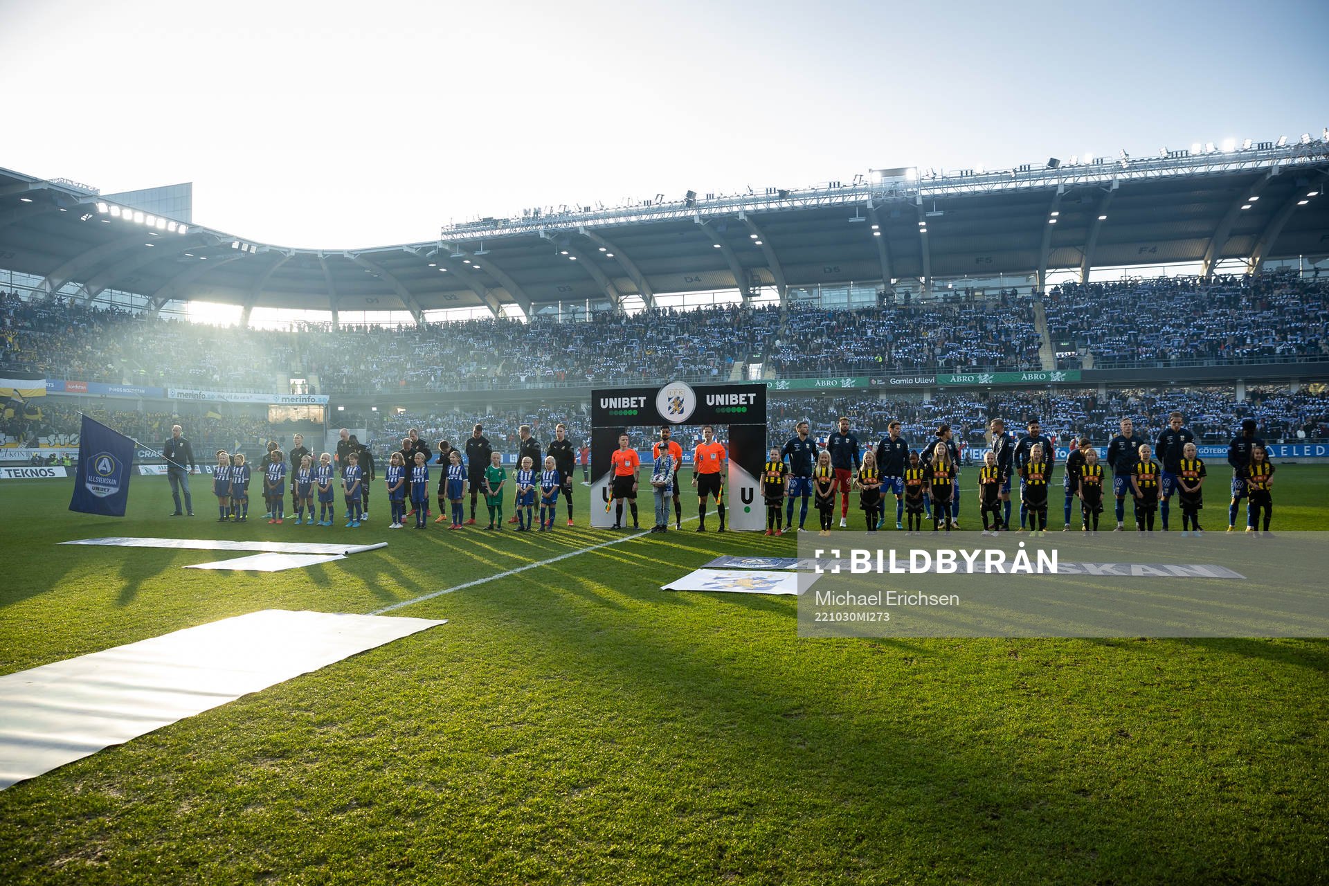 Line up innan fotbollsmatchen i Allsvenskan mellan IFK