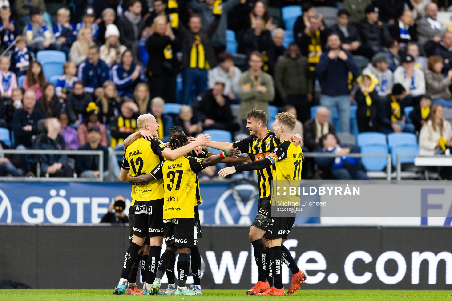 Häckens Mikkel Rygaard Jensen jublar med lagkamrater
