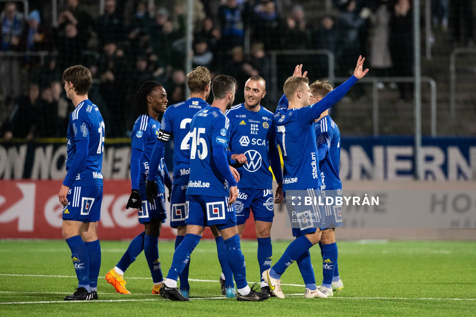 GIF Sundsvalls Erik Andersson jublar med lagkamrater