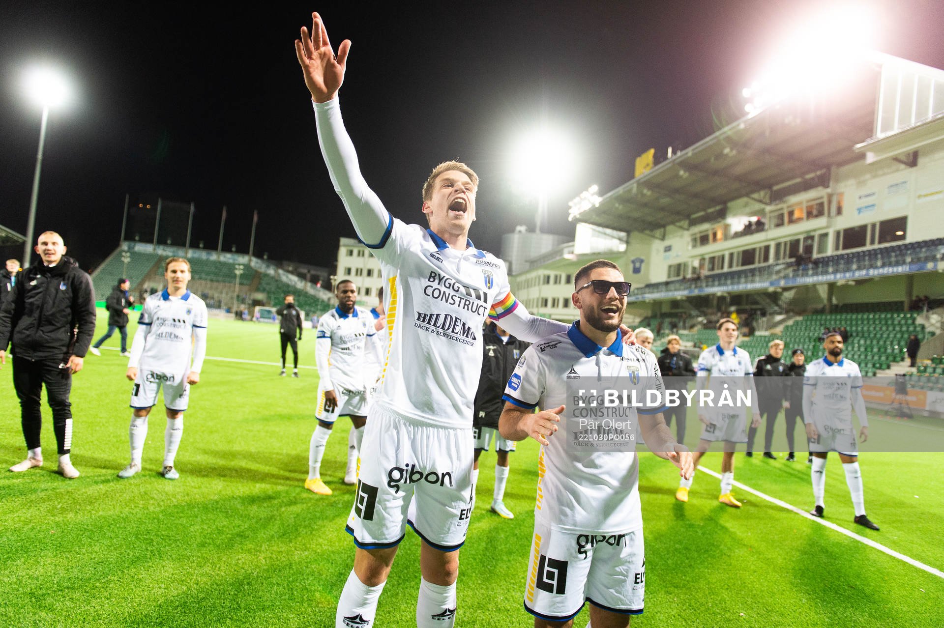 Sirius Marcus Klingenberg Mathisen och Edi Sylisufaj jublar efter fotbollsmatchen i Allsvenskan mellan GIF Sundsvall och Sirius den 30 oktober 2022 i Sundsvall.