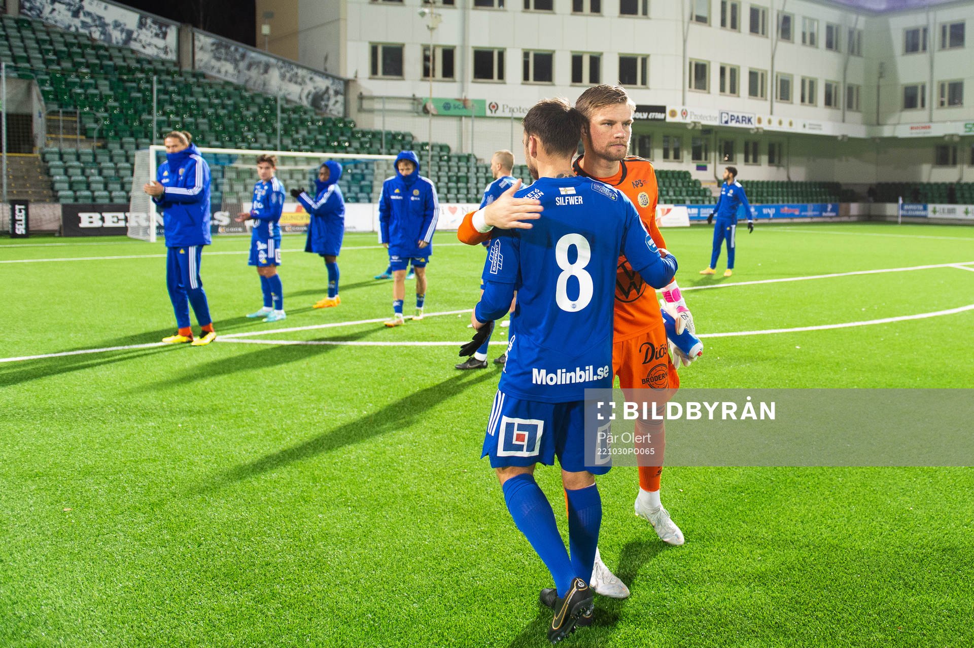 GIF Sundsvalls Pontus Silfwer och målvakt Oscar Jonsson efter fotbollsmatchen i Allsvenskan mellan GIF Sundsvall och Sirius den 30 oktober 2022 i Sundsvall.