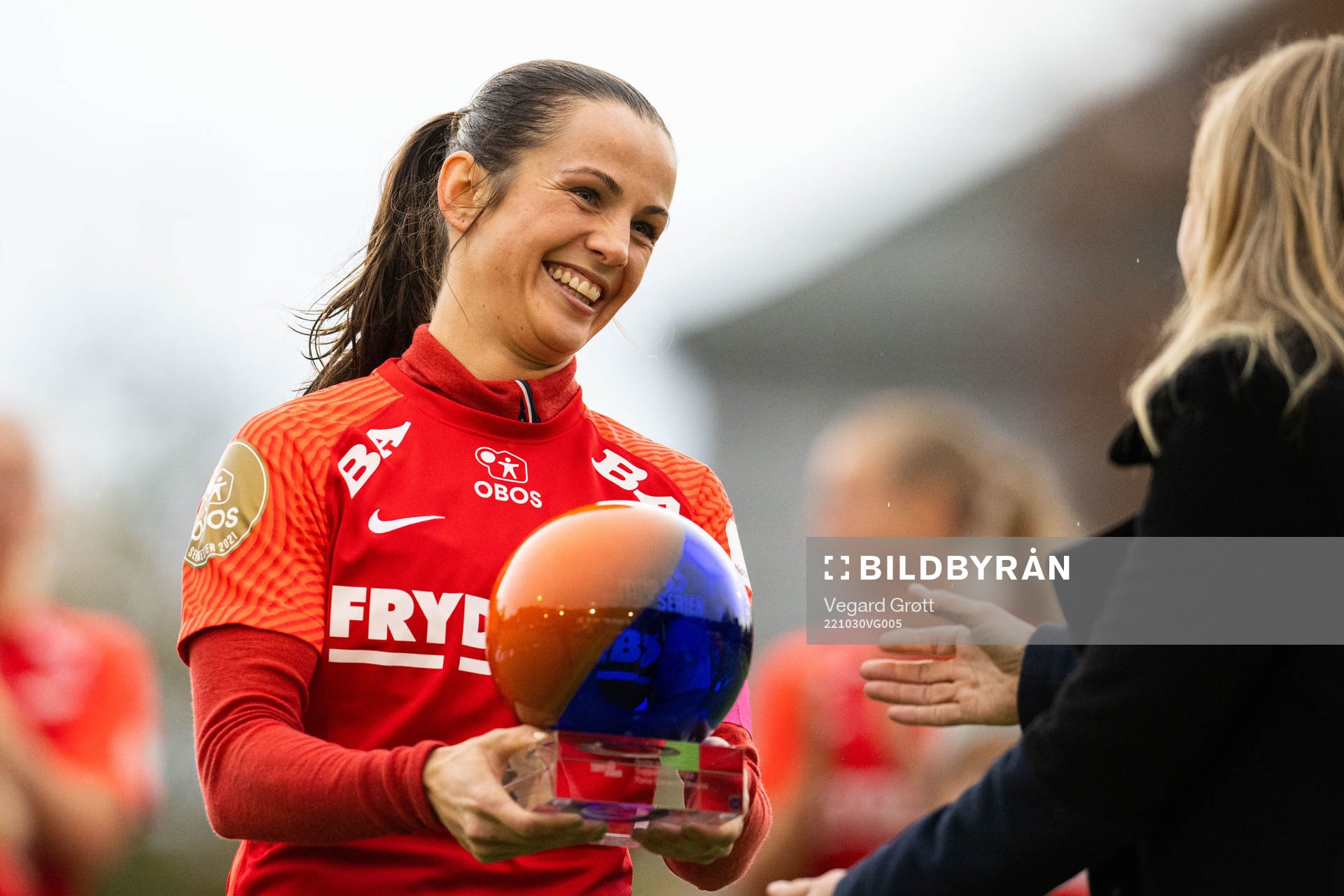Tuva Hansen of Brann with the player of the season award