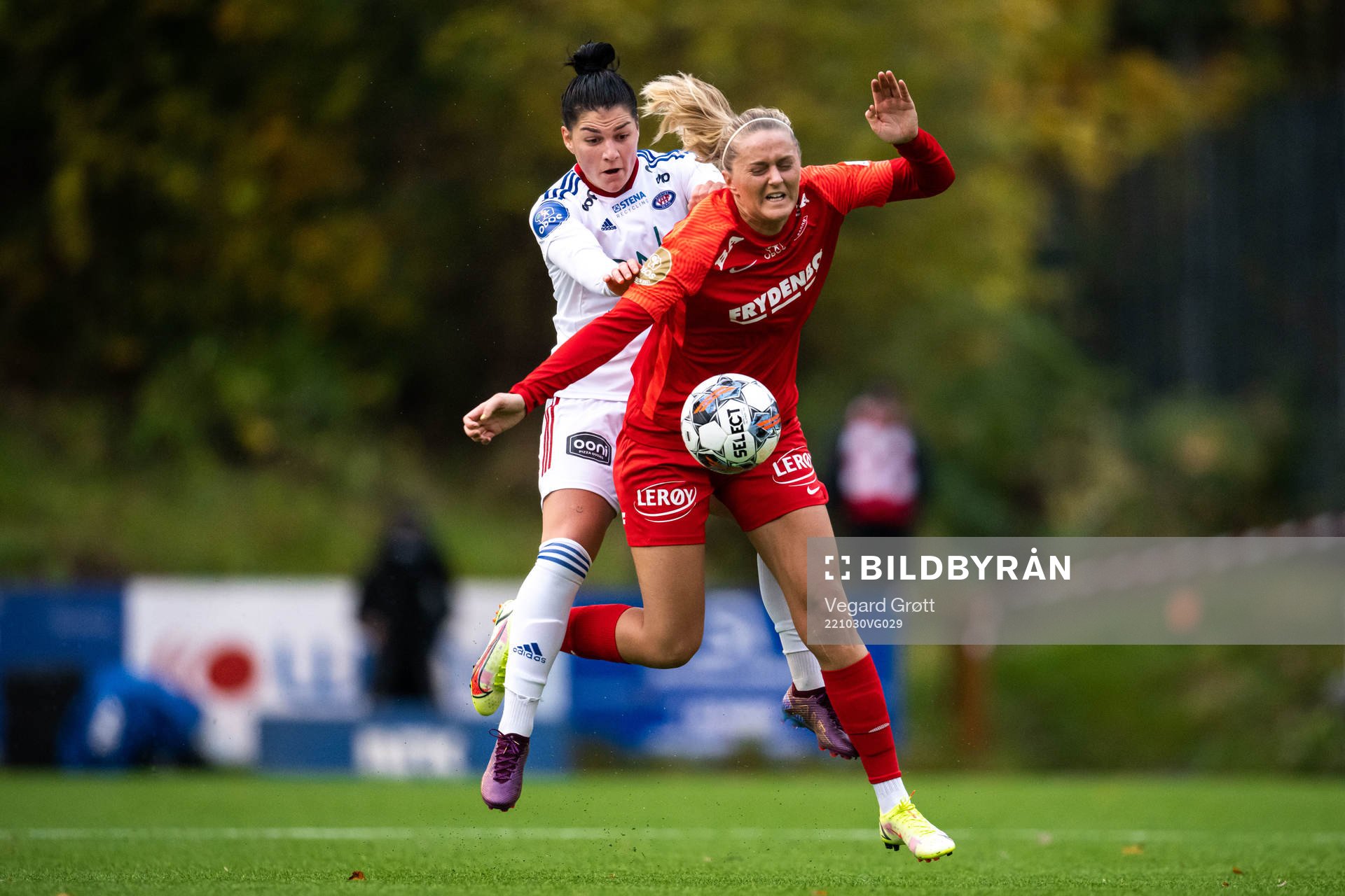 Dejana Stefanovic of Vålerenga and Maria Dybwad Brochmann