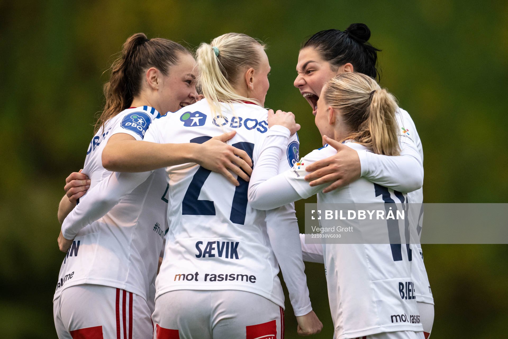 Karina Sævik of Vålerenga celebrate with teammates