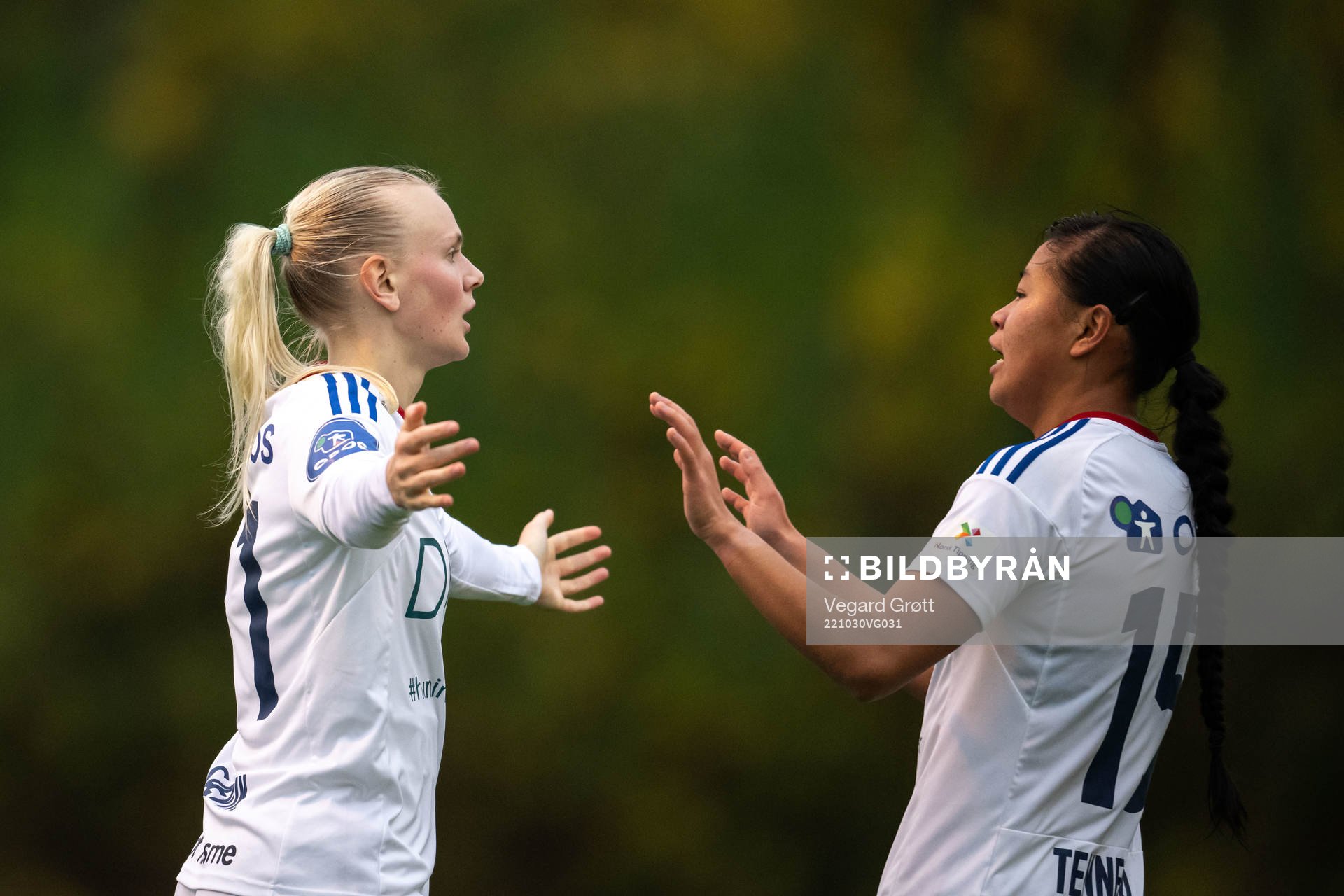 Karina Sævik of Vålerenga celebrate with teammates