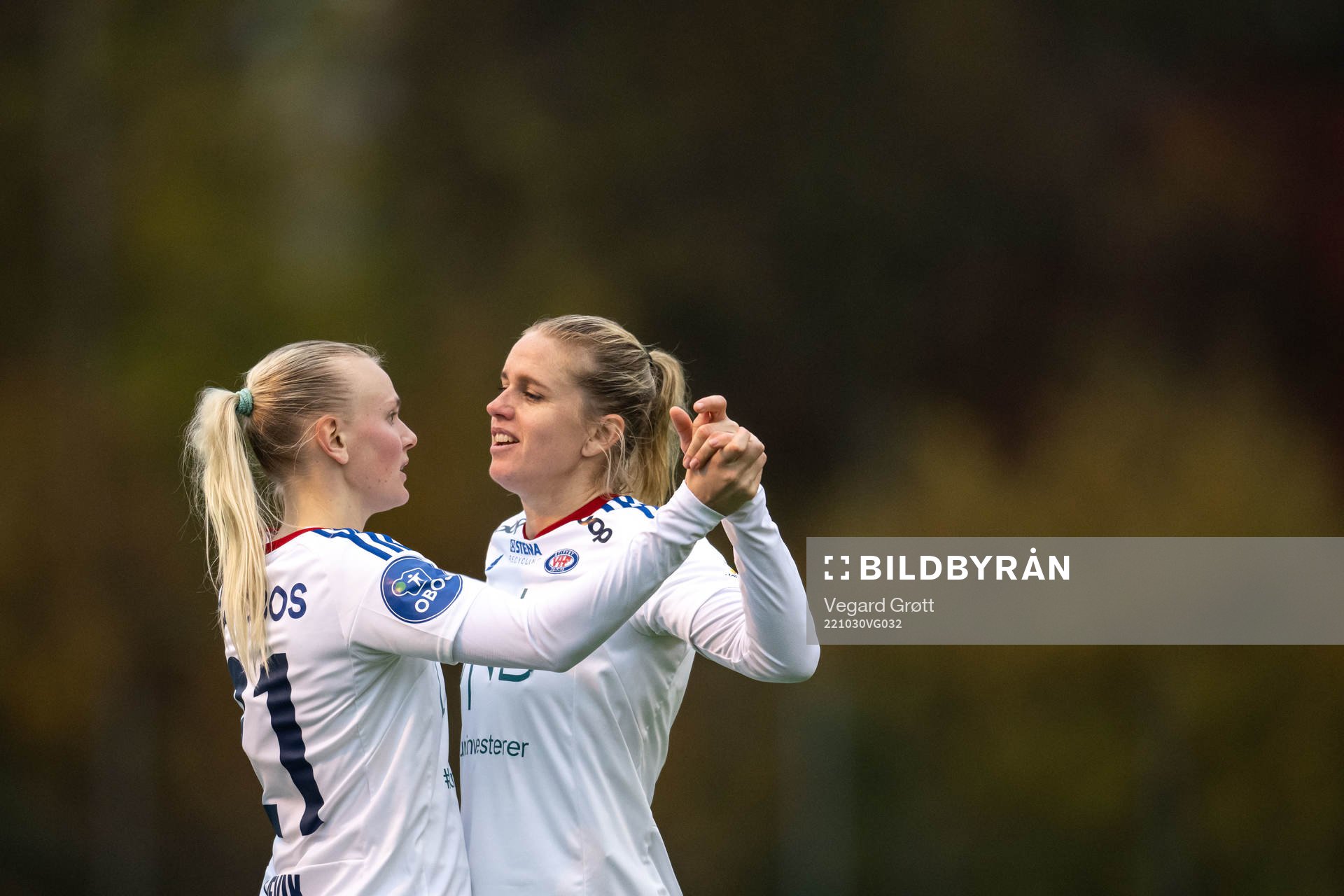Karina Sævik of Vålerenga celebrate with teammates