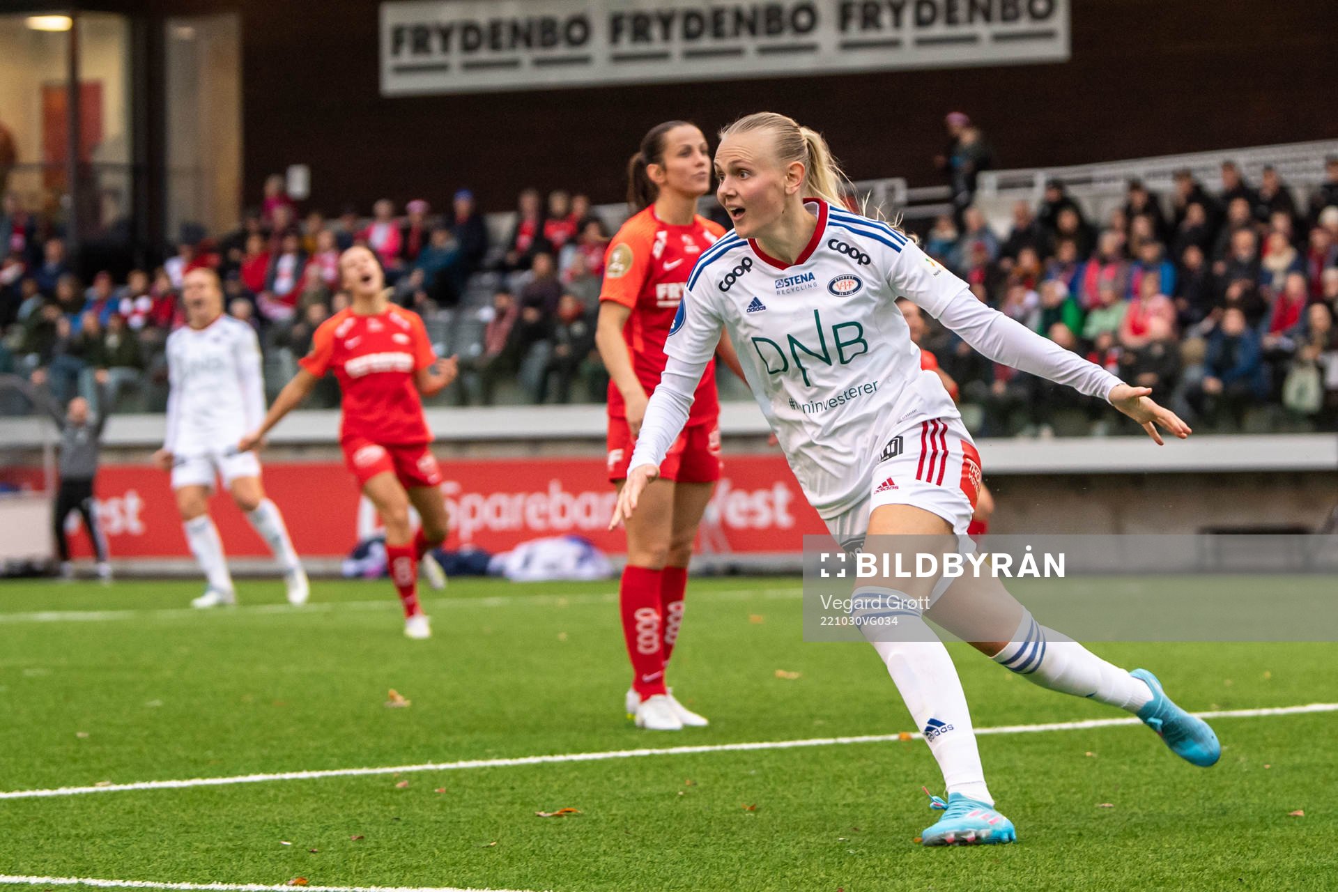 Karina Sævik of Vålerenga celebrates