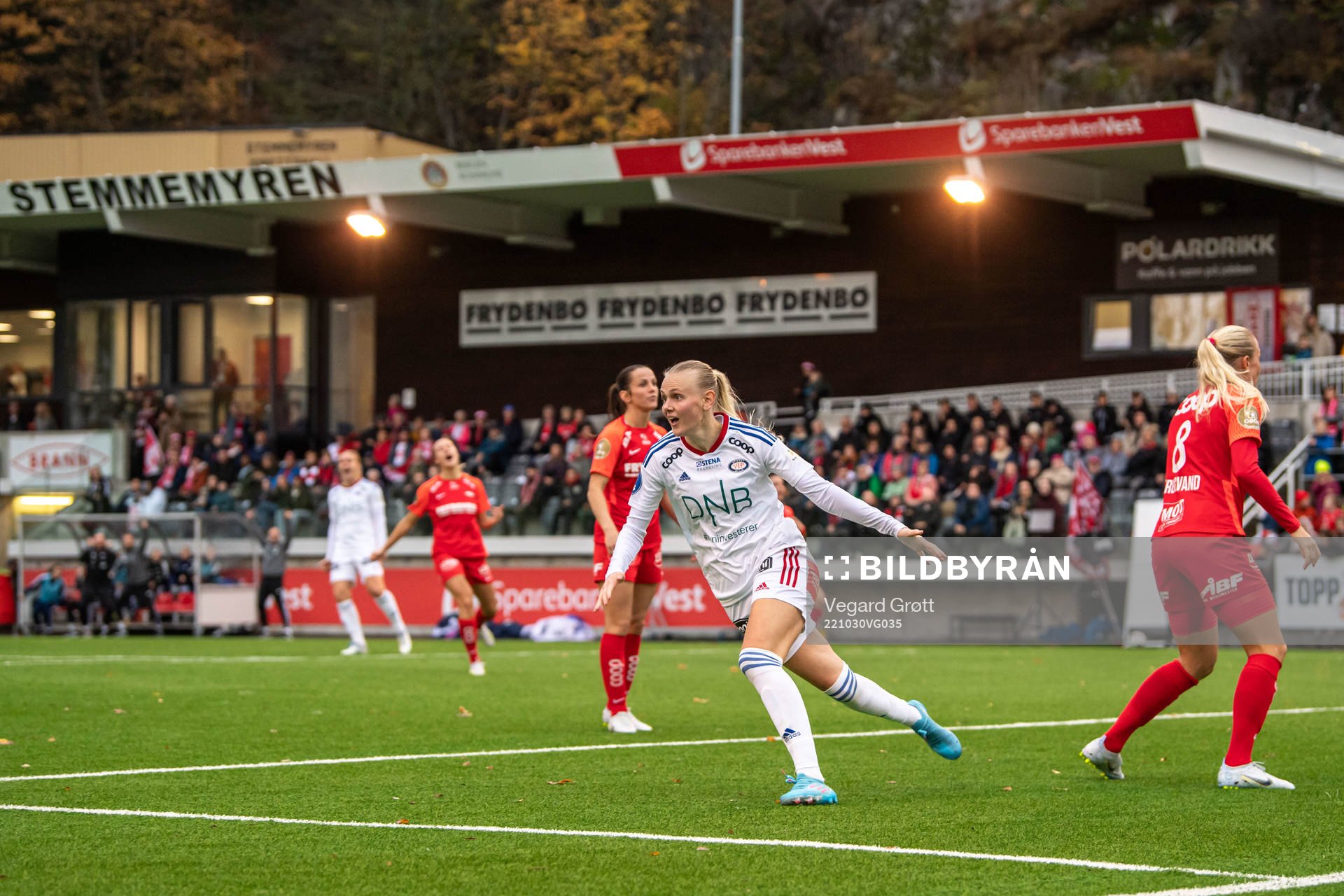 Karina Sævik of Vålerenga celebrates
