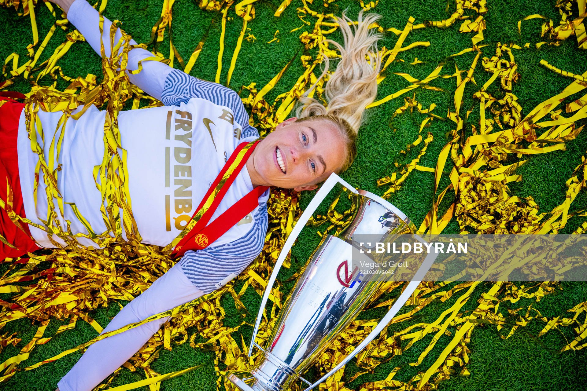 Guro Bergsvand of Brann celebrates with the trophy
