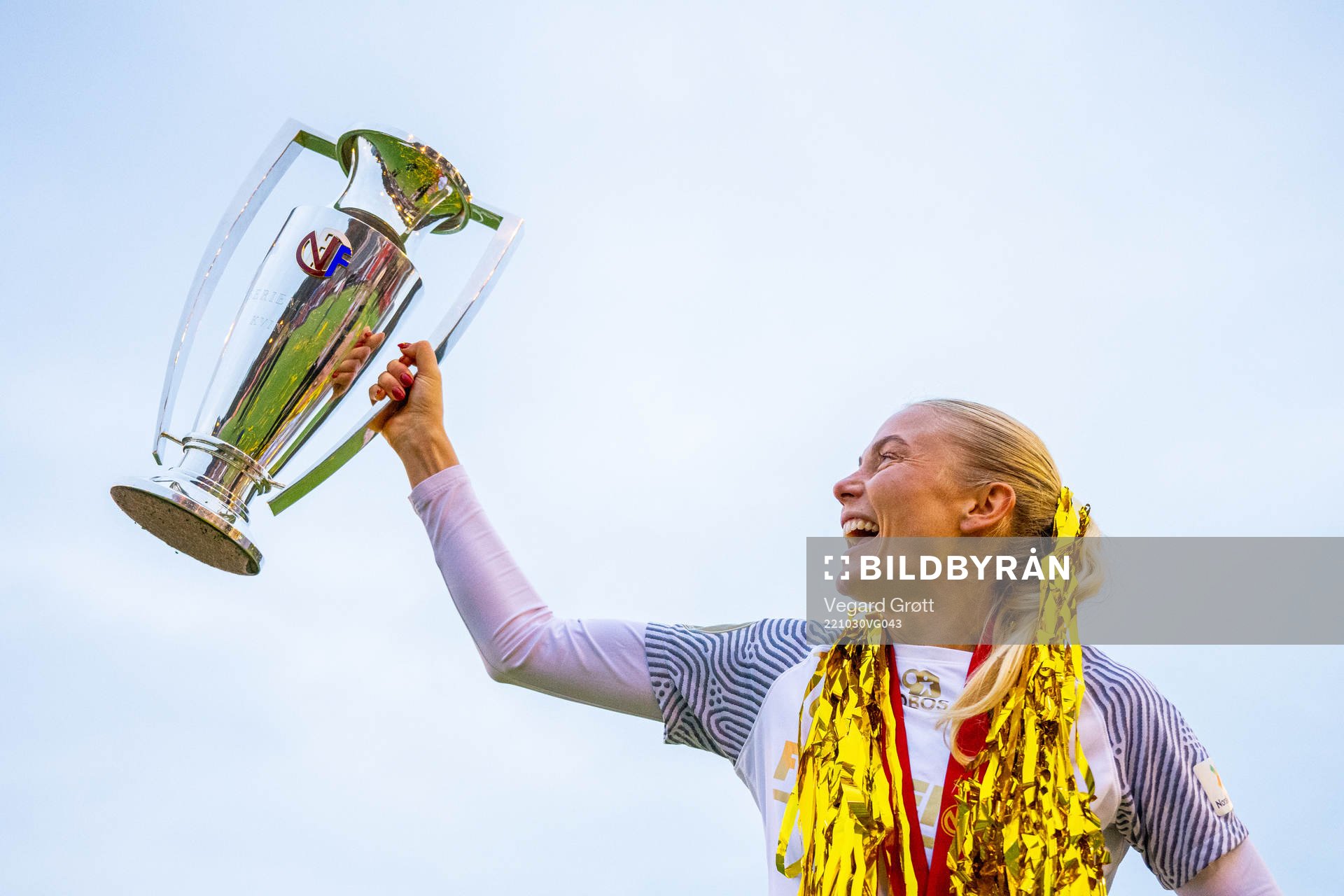 Guro Bergsvand of Brann celebrates with the trophy