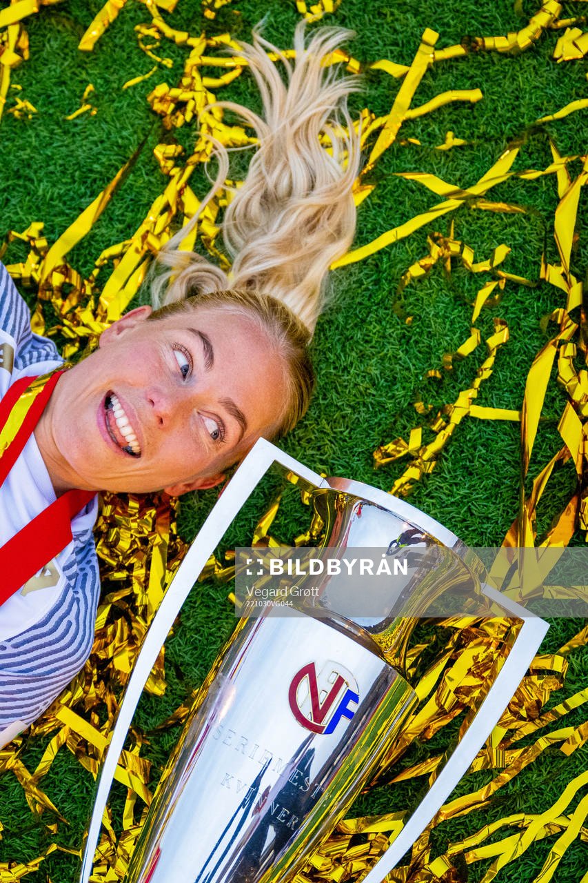 Guro Bergsvand of Brann celebrates with the trophy