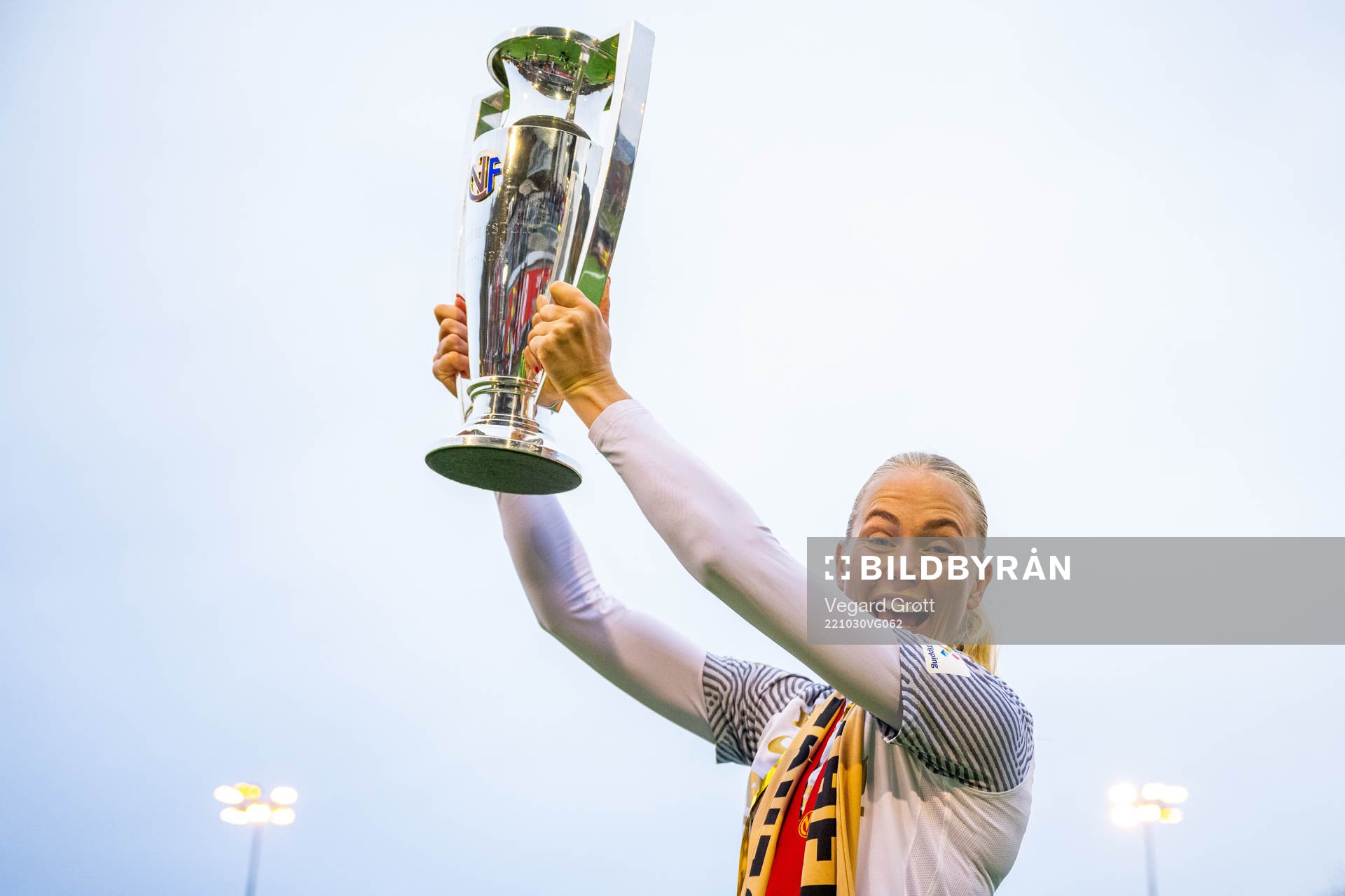 Guro Bergsvand of Brann celebrates with the trophy