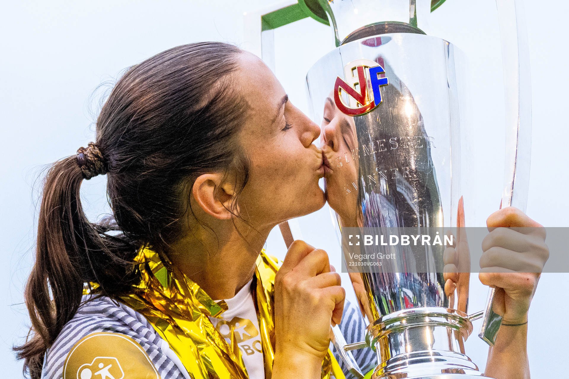 Tuva Hansen of Brann kisses the trophy