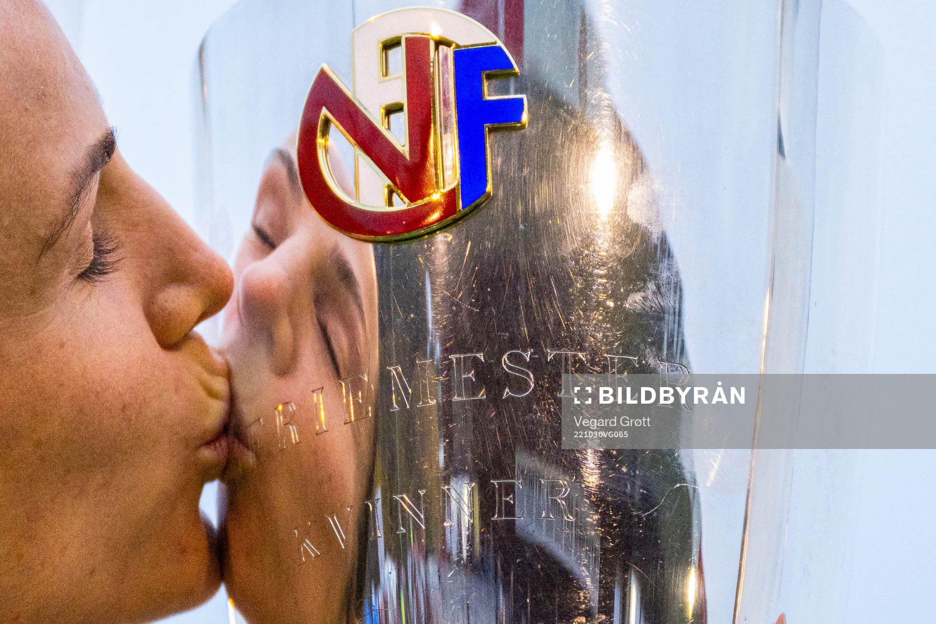 Tuva Hansen of Brann kisses the trophy