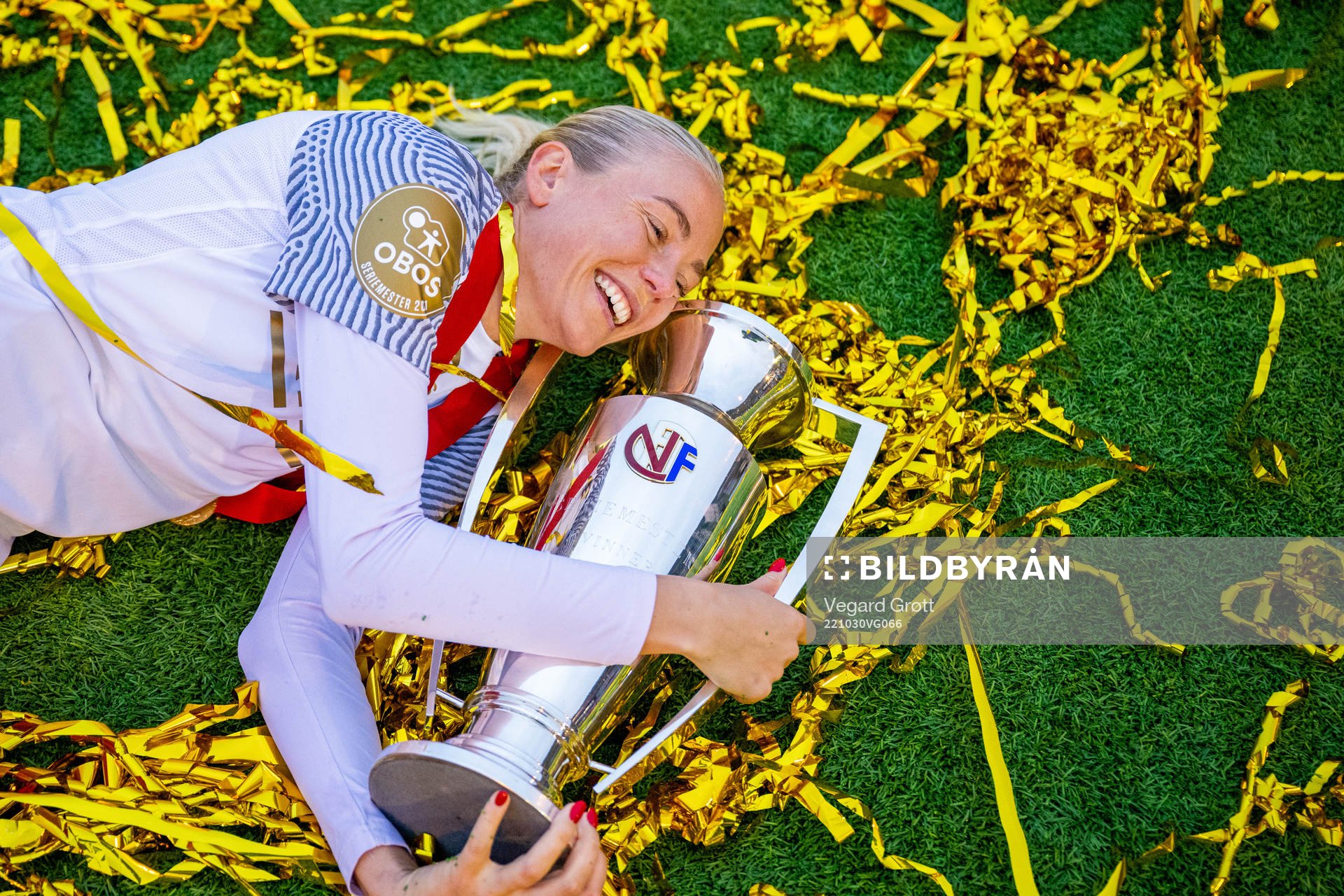 Guro Bergsvand of Brann celebrates with the trophy