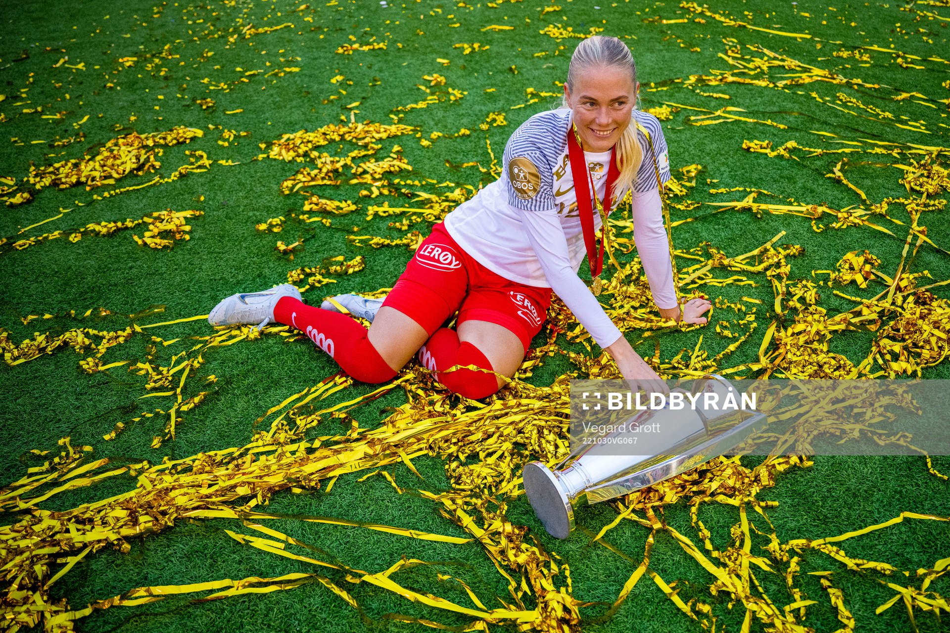 Guro Bergsvand of Brann celebrates with the trophy