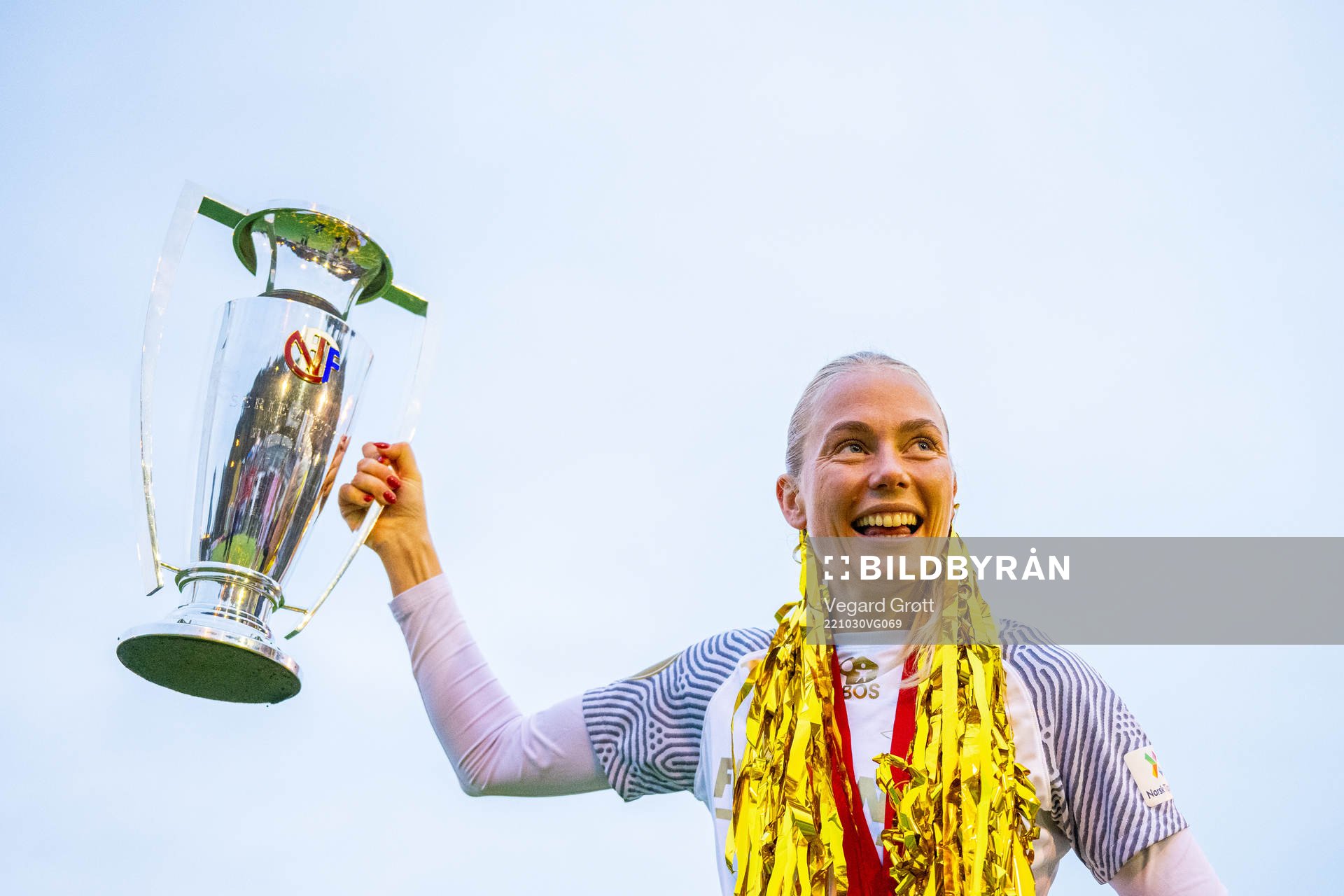 Guro Bergsvand of Brann celebrates with the trophy