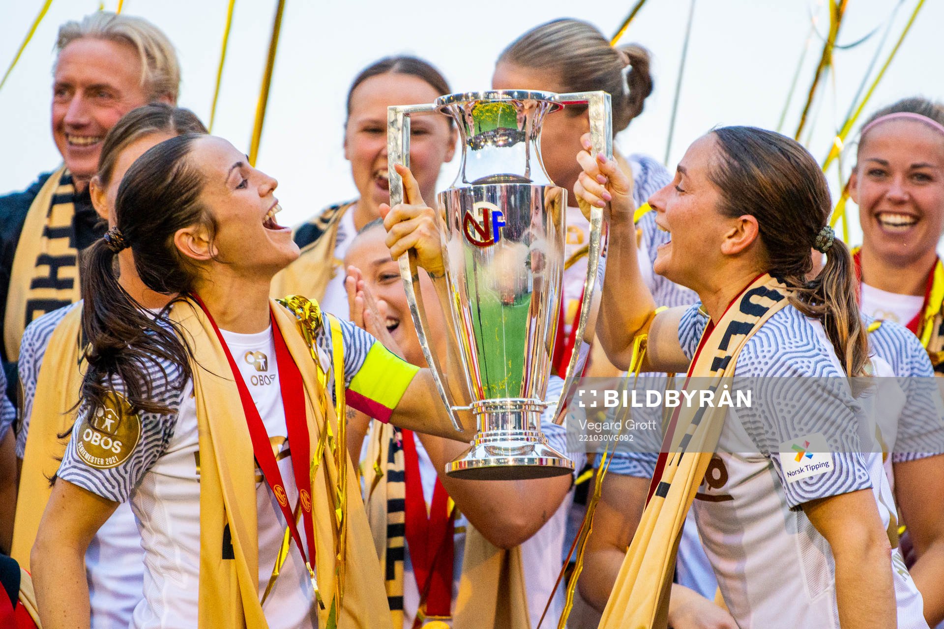 Tuva Hansen, Ingrid Ryland and players of Brann celebrate with the trophy after the Toppserien football match between Brann and Vålerenga on October 30, 2022 in Sandviken.