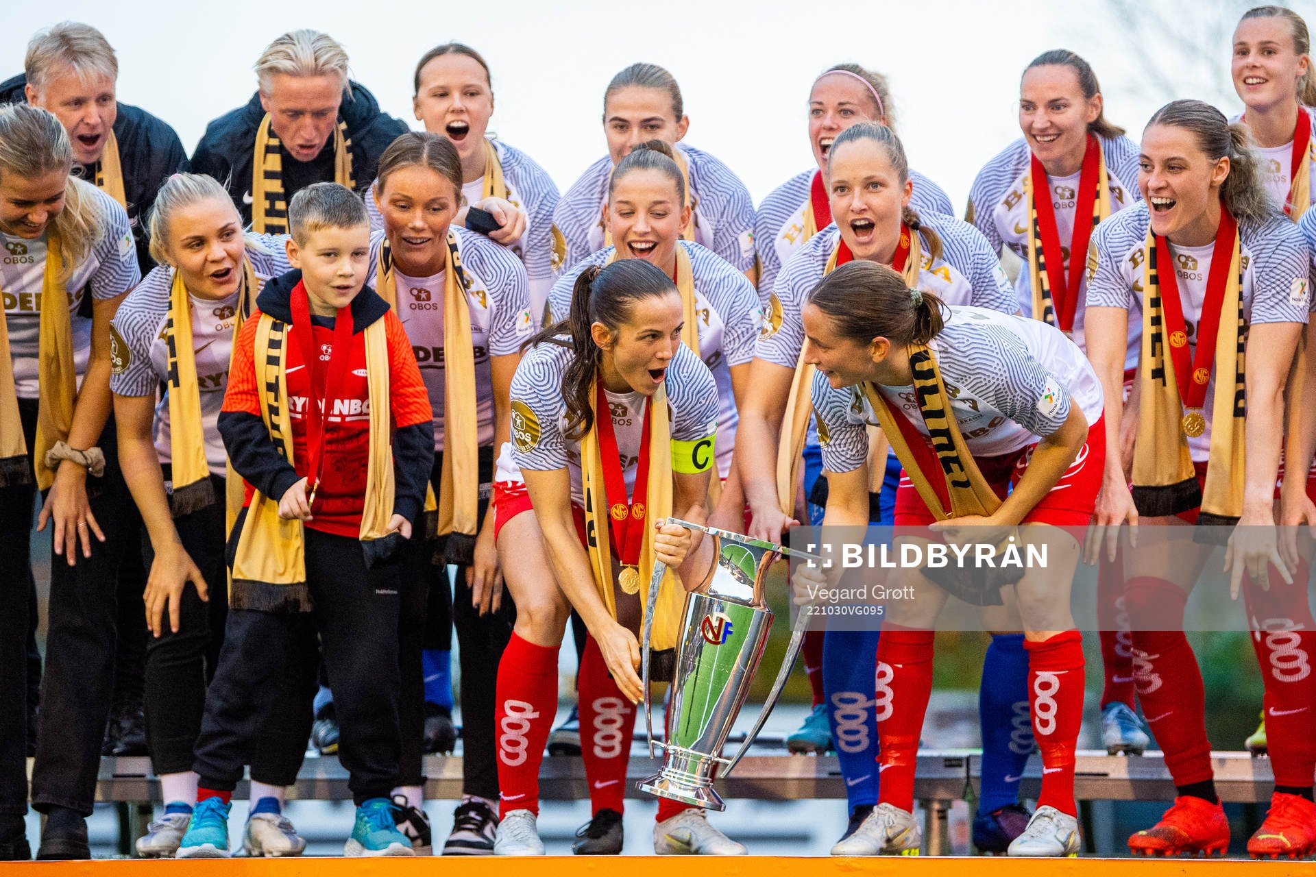 Tuva Hansen, Ingrid Ryland and players of Brann celebrate