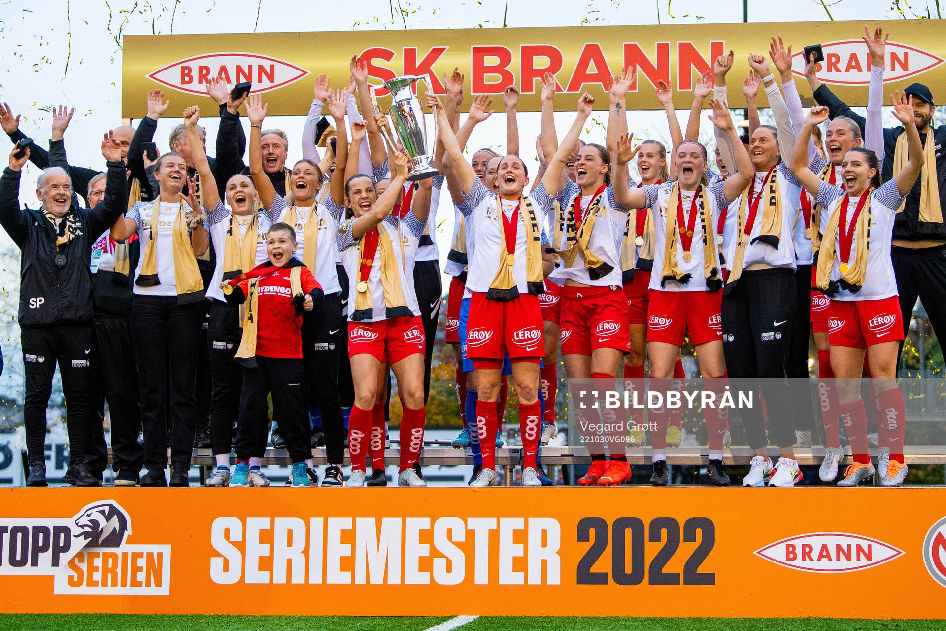 Tuva Hansen, Ingrid Ryland and players of Brann celebrate
