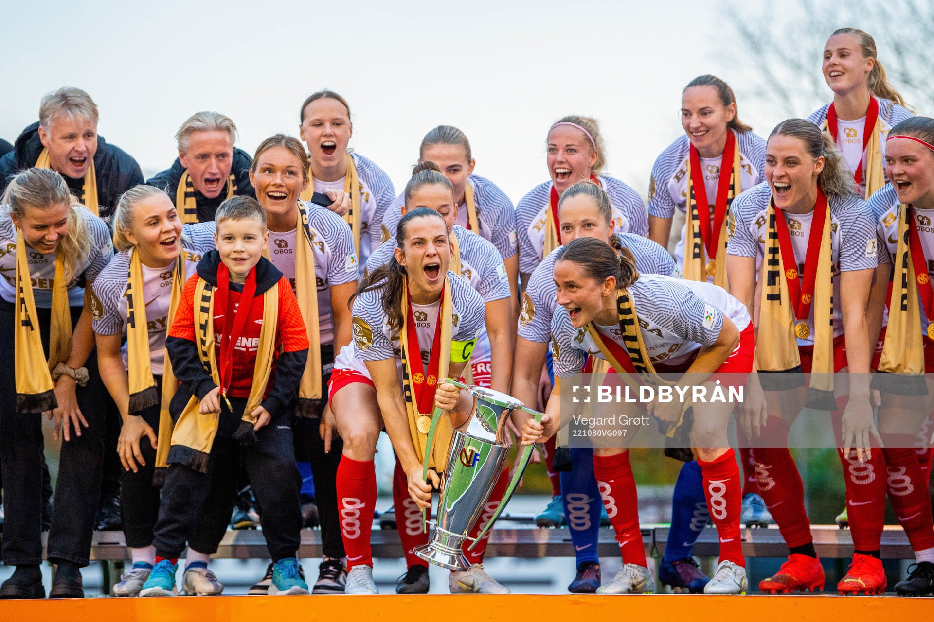 Tuva Hansen, Ingrid Ryland and players of Brann celebrate