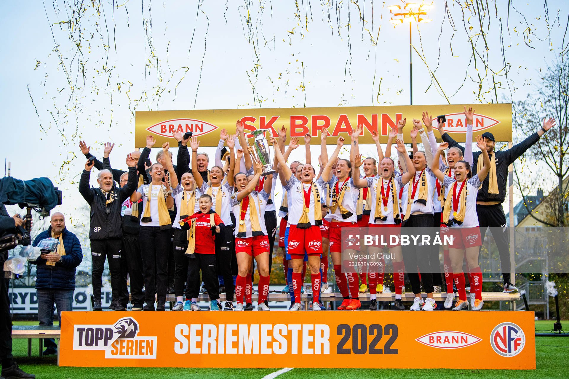 Tuva Hansen, Ingrid Ryland and players of Brann celebrate