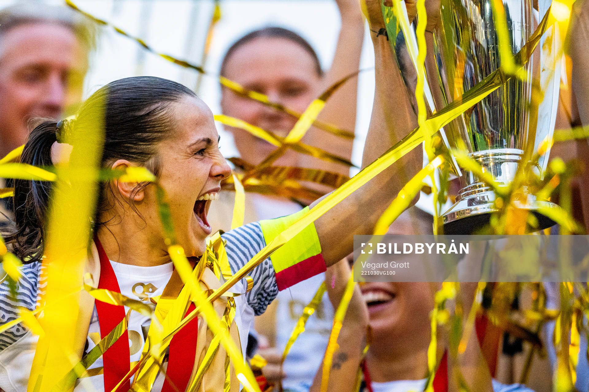 Tuva Hansen and players of Brann celebrate with the trophy