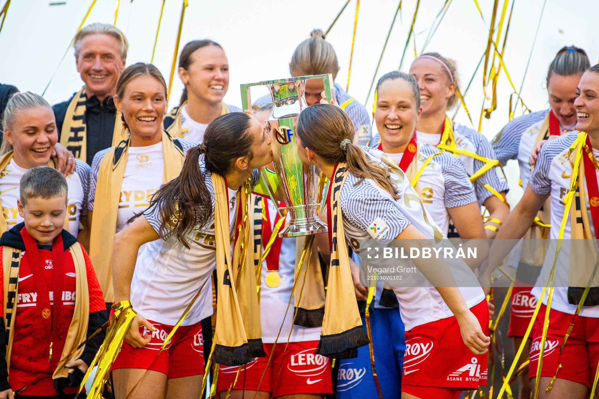 Tuva Hansen, Ingrid Ryland and players of Brann celebrate