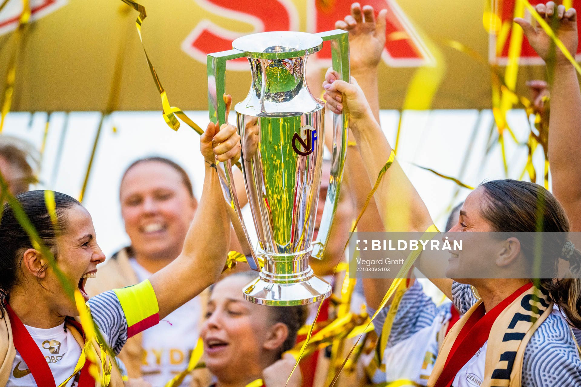 Tuva Hansen, Ingrid Ryland and players of Brann celebrate