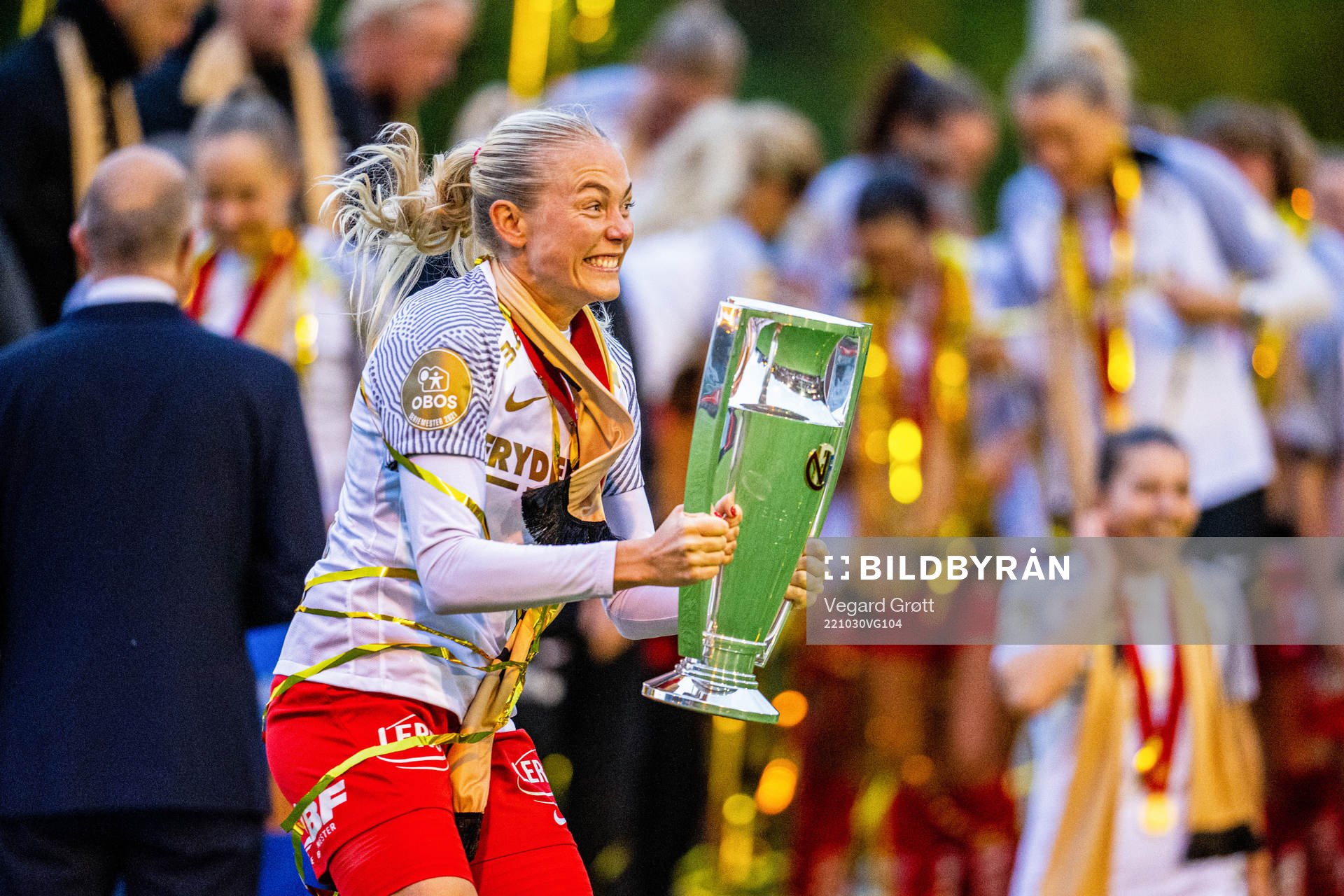 Guro Bergsvand of Brann celebrates with the trophy after the Toppserien football match between Brann and Vålerenga on October 30, 2022 in Sandviken.