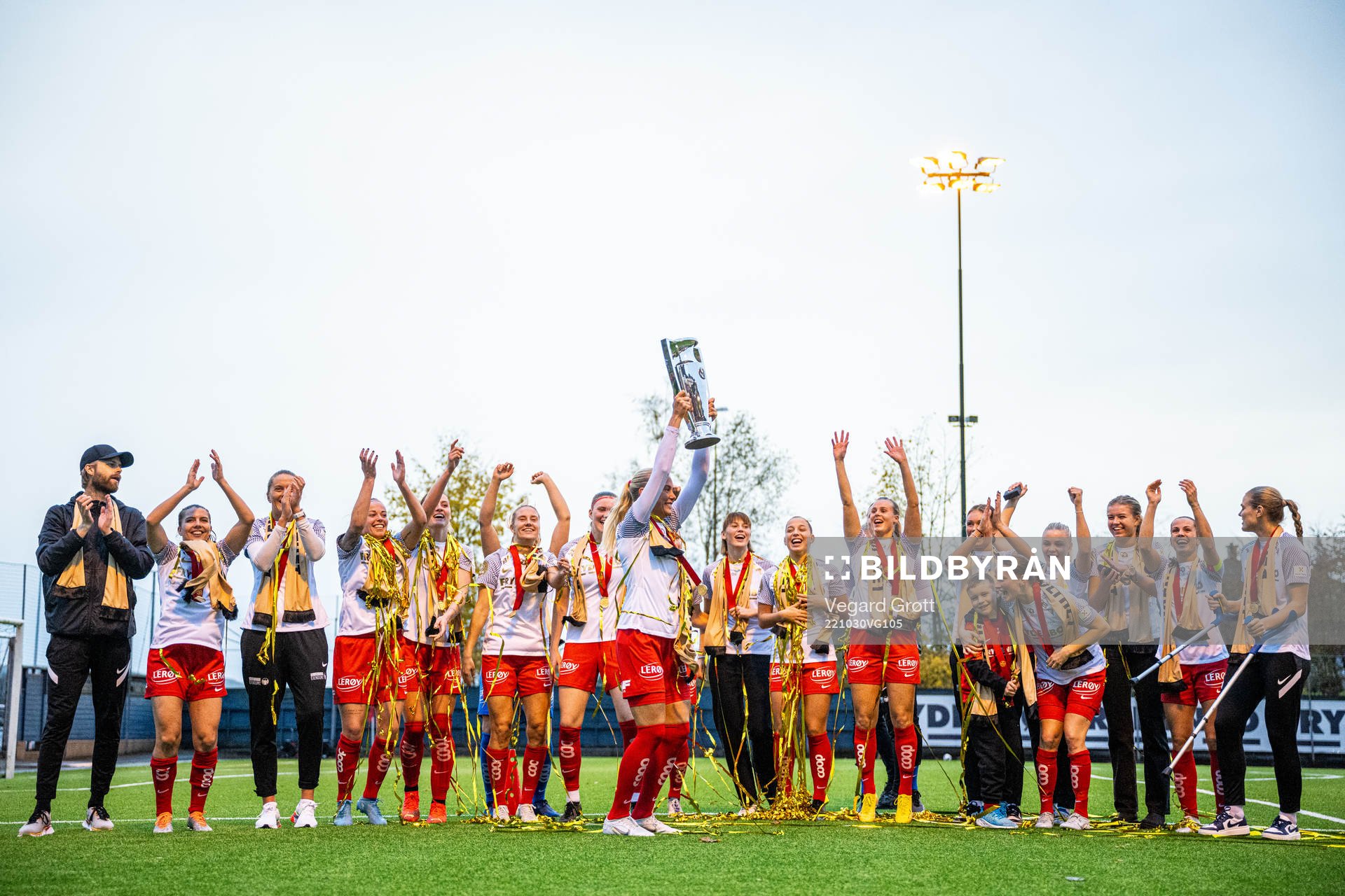 Guro Bergsvand and players of Brann celebrate with the