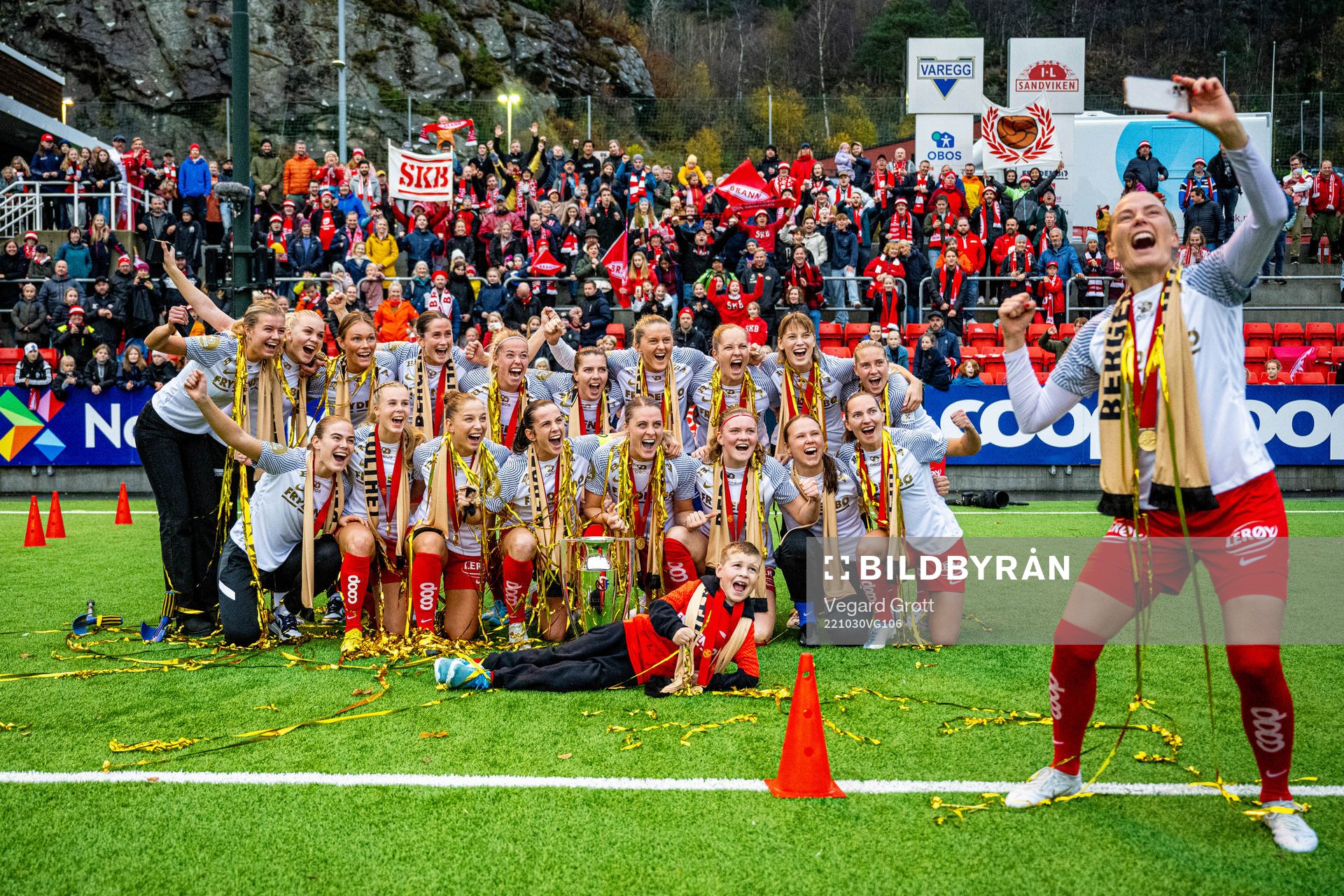 Guro Bergsvand and players of Brann celebrate with the