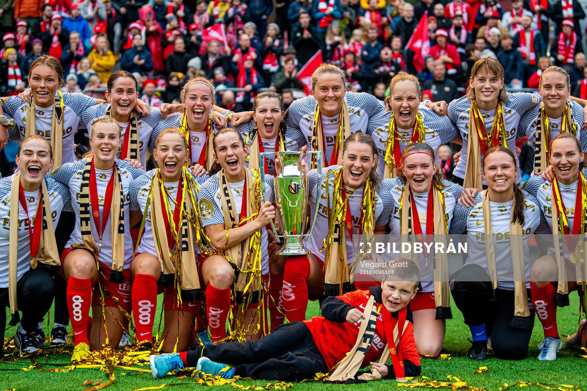 Players of Brann celebrate with the trophy after the Toppserien football match between Brann and Vålerenga on October 30, 2022 in Sandviken. Top left: Ingrid Østervold Stenevik, Ingrid Ryland, Therese Sessy Åsland, Cecilie Redisch Kvamme, Maria Dybwad Brochmann, goalkeeper Aurora Mikalsen, Rakel Engesvik and Lisa Fjeldstad Naalsund. Front left: Marthine Østenstad, Nora Eide Lie, Rikke Bogetveit Nygard, Tuva Hansen, Svava Ros Gudmundsdottir, Signe Gaupset, goalkeeper Sandra Stavenes and Marit Bratberg Lund.