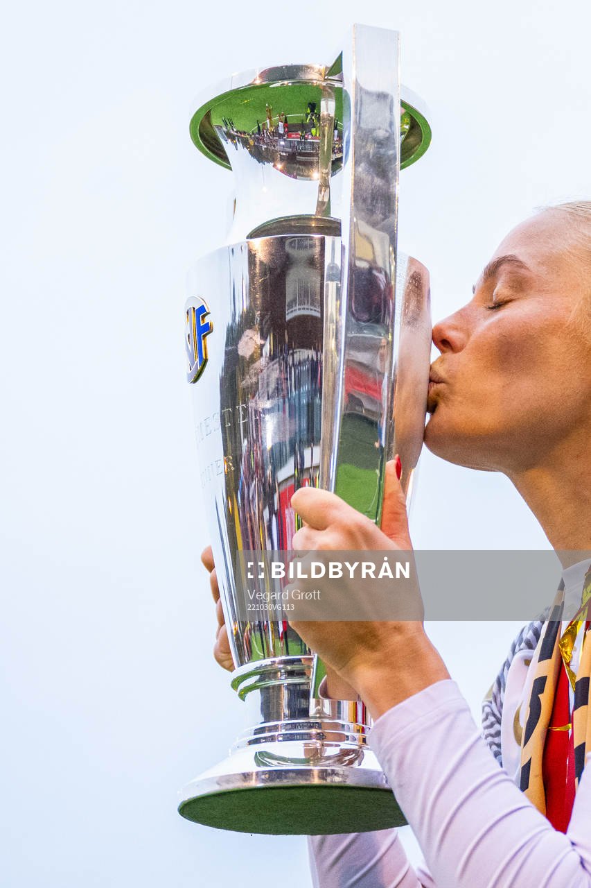 Guro Bergsvand of Brann kisses the trophy
