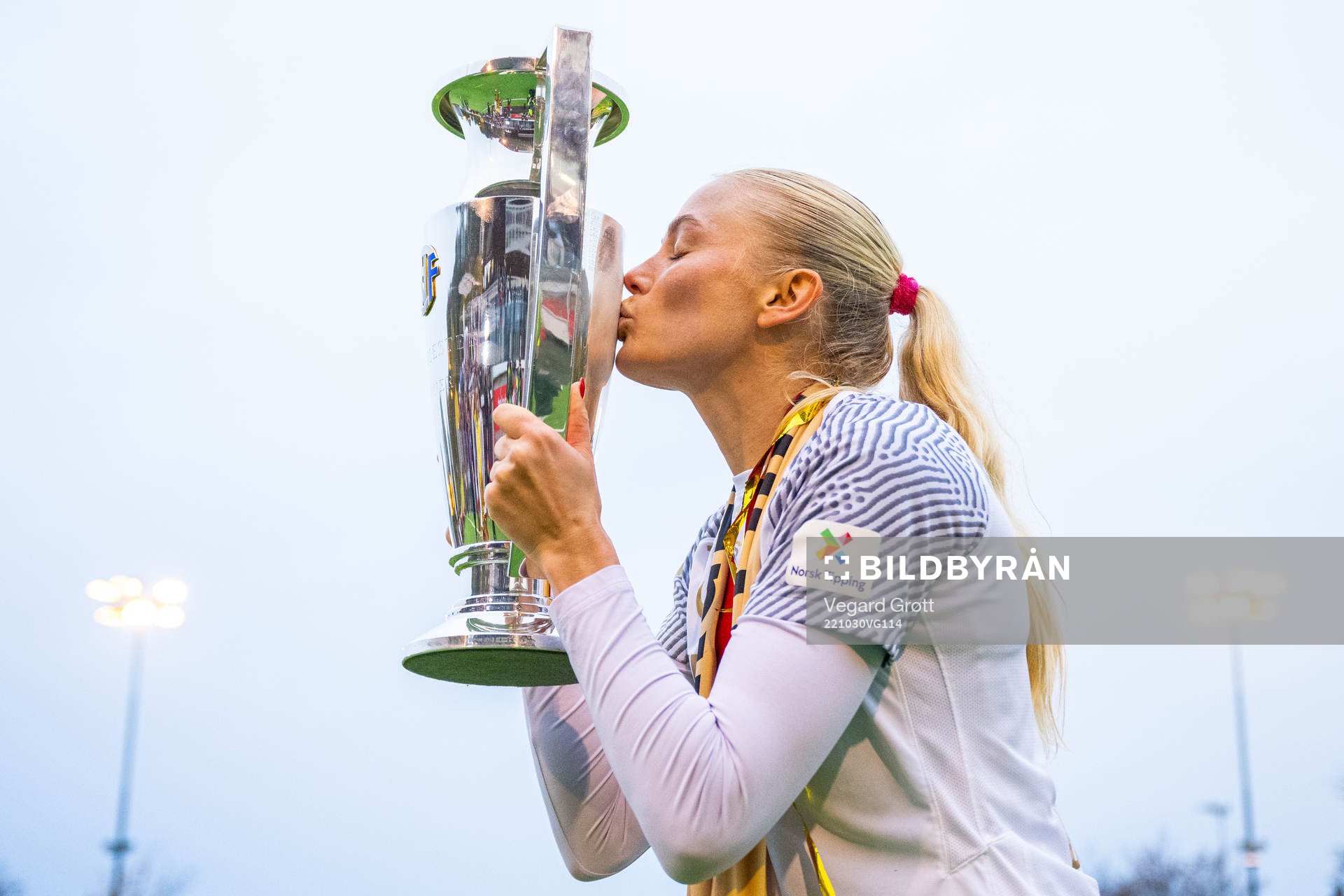 Guro Bergsvand of Brann kisses the trophy